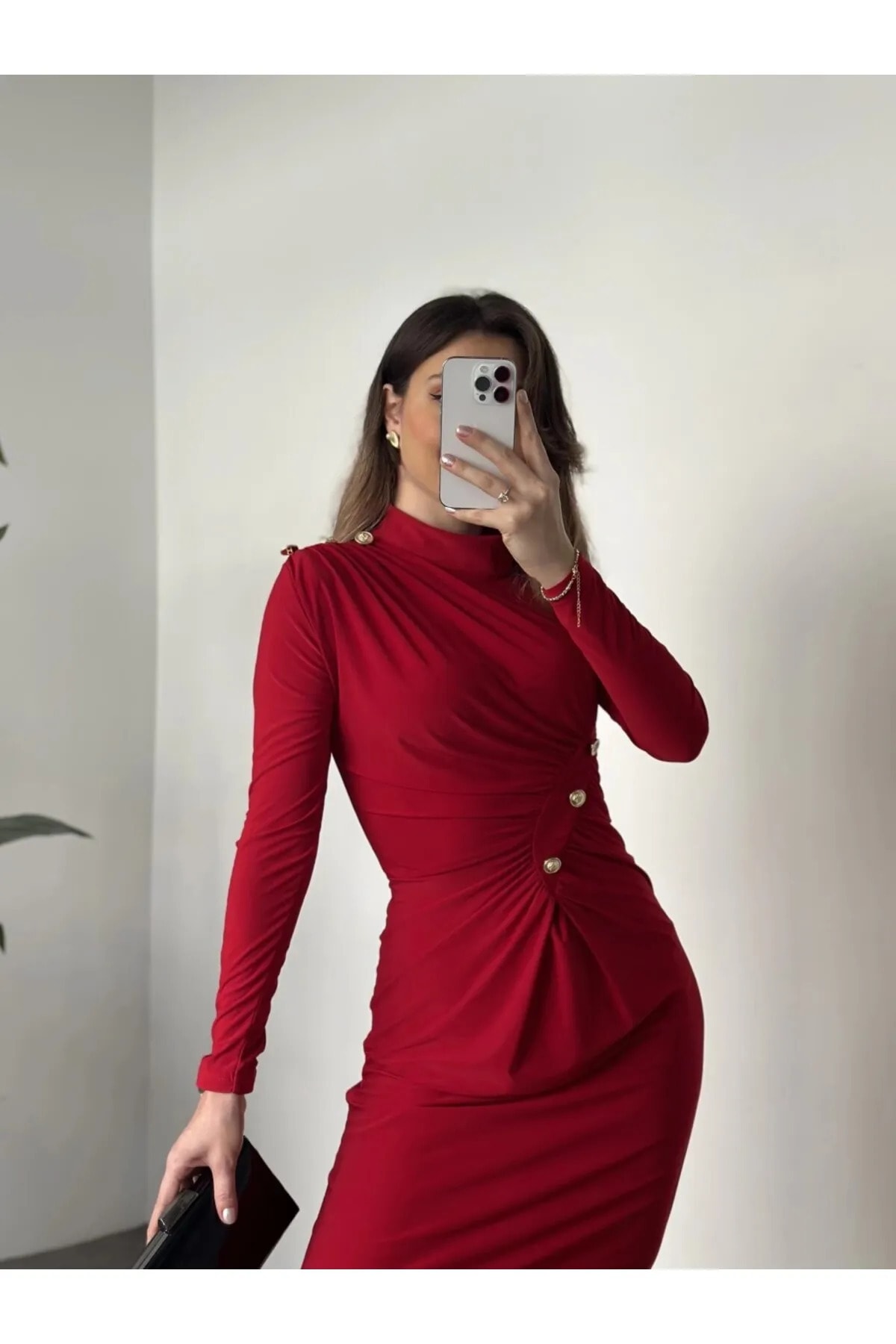 Yarım Balıkçı Yaka Omzu Vatkalı Gold Düğmeli Detaylı Büzgülü Maxi Boy Sandy Elbise