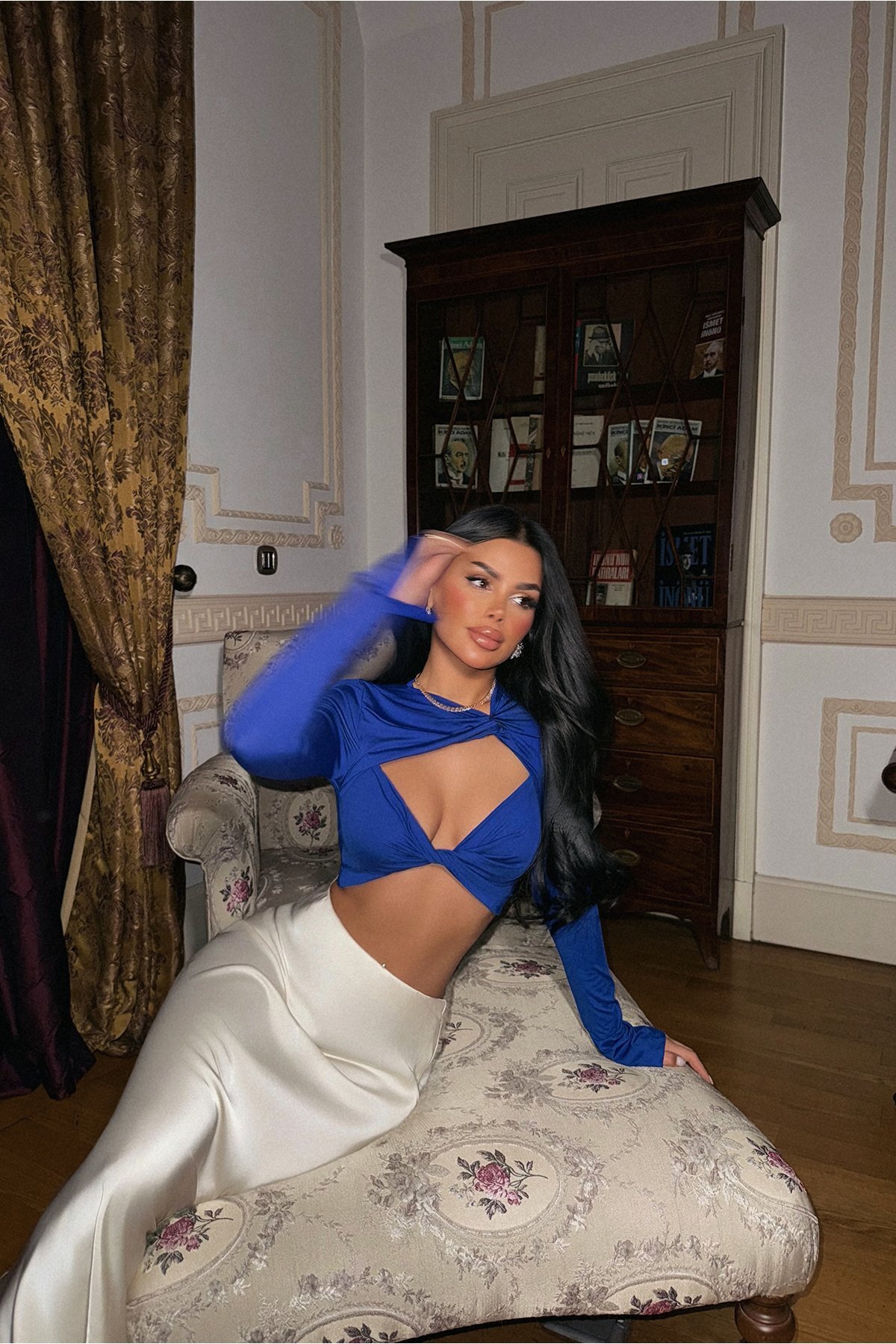 Kadın göğüs pencereli saks mavisi crop uzun kol bluz