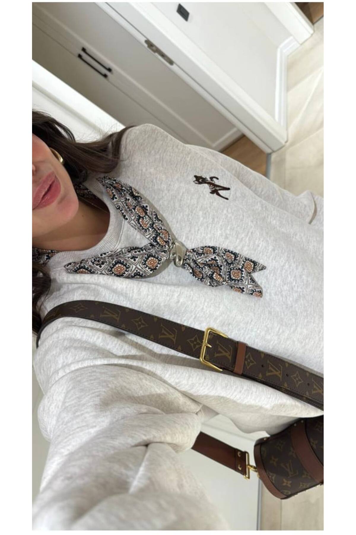 Kadın Bisiklet Yaka Fular Detaylı İşlemeli Sweatshirt