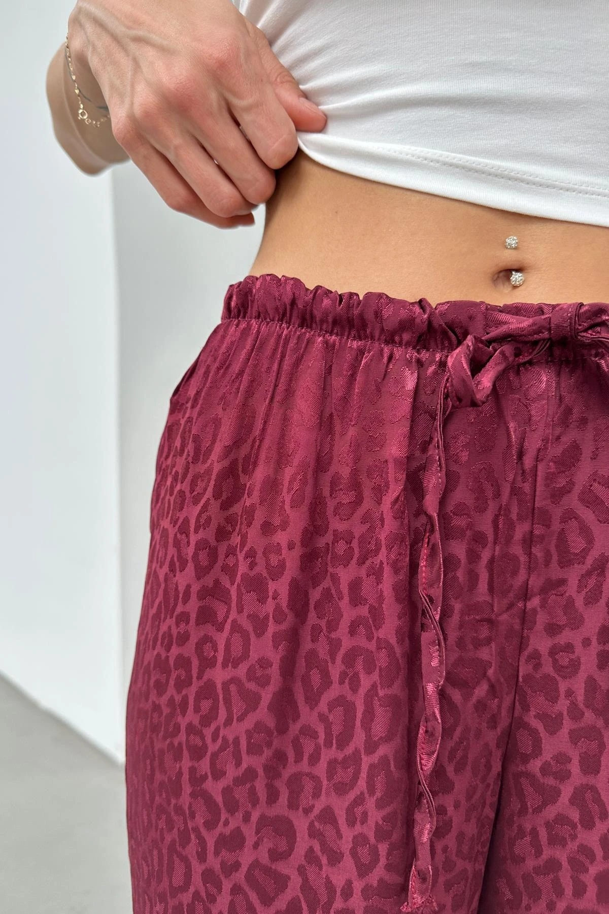 Parlak Kumaş Leopar Desenli Saten Pantolon