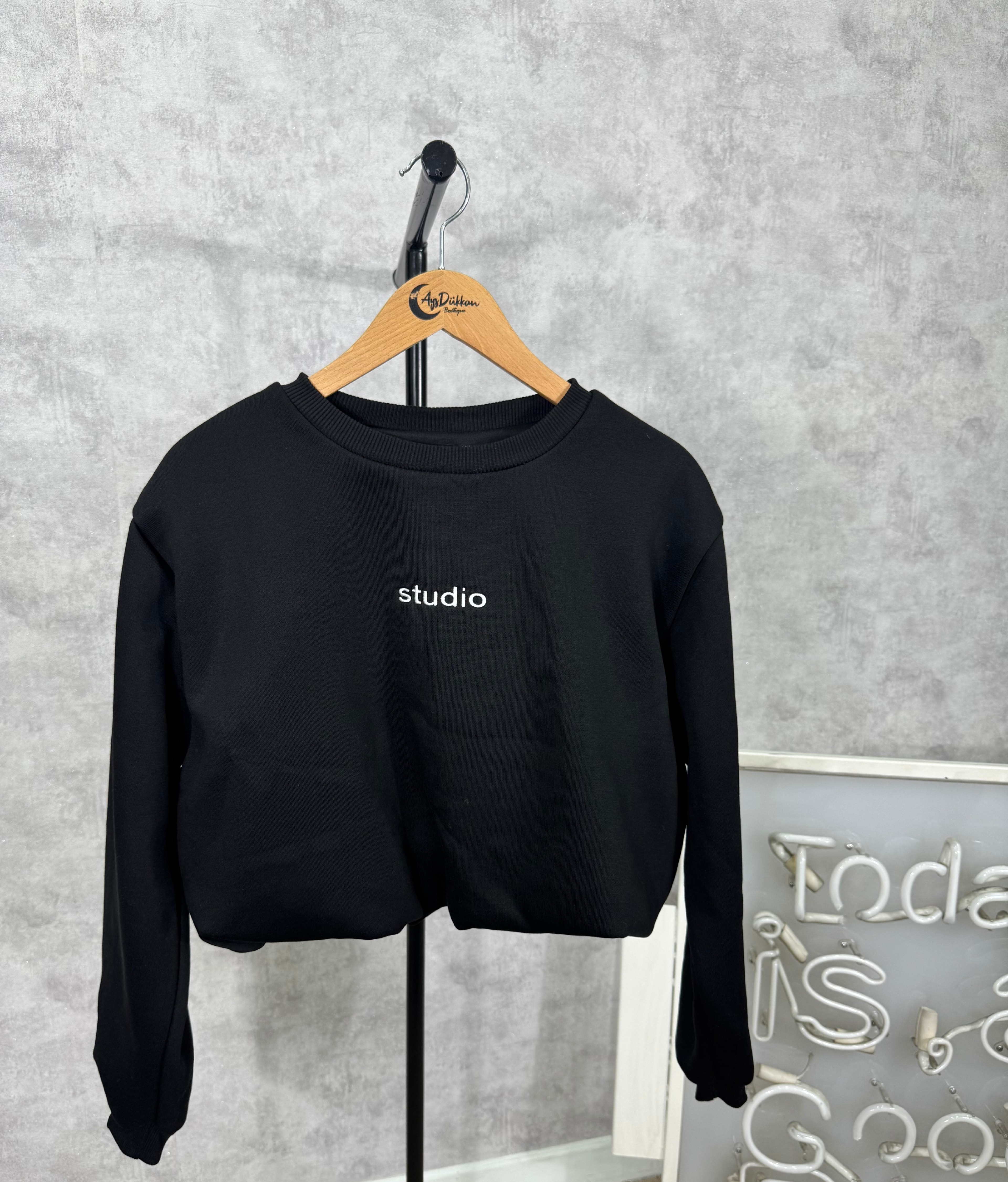 Studio Nakışlı Crop Sweatshirt - siyah