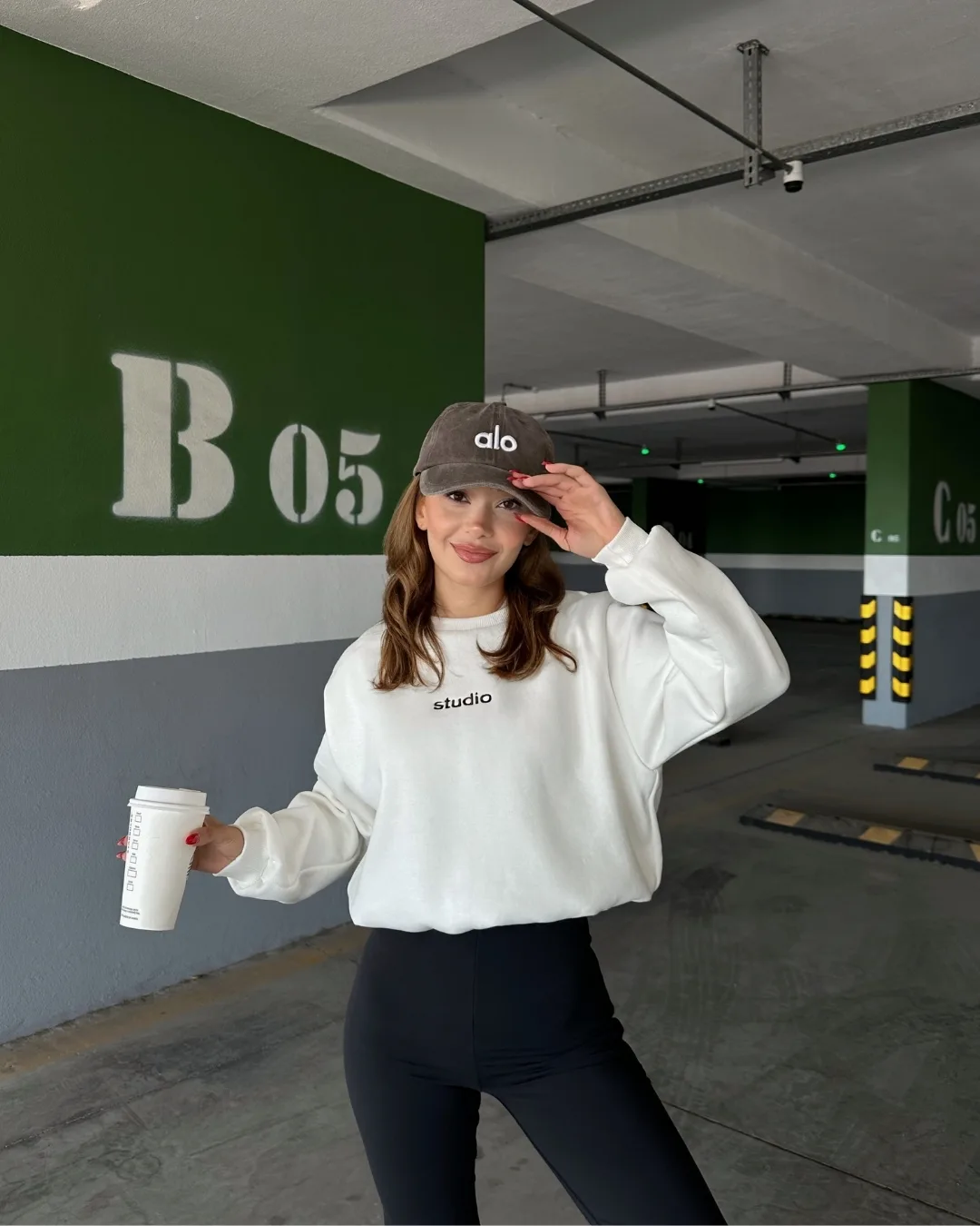 Studio Nakışlı Crop Sweatshirt - beyaz