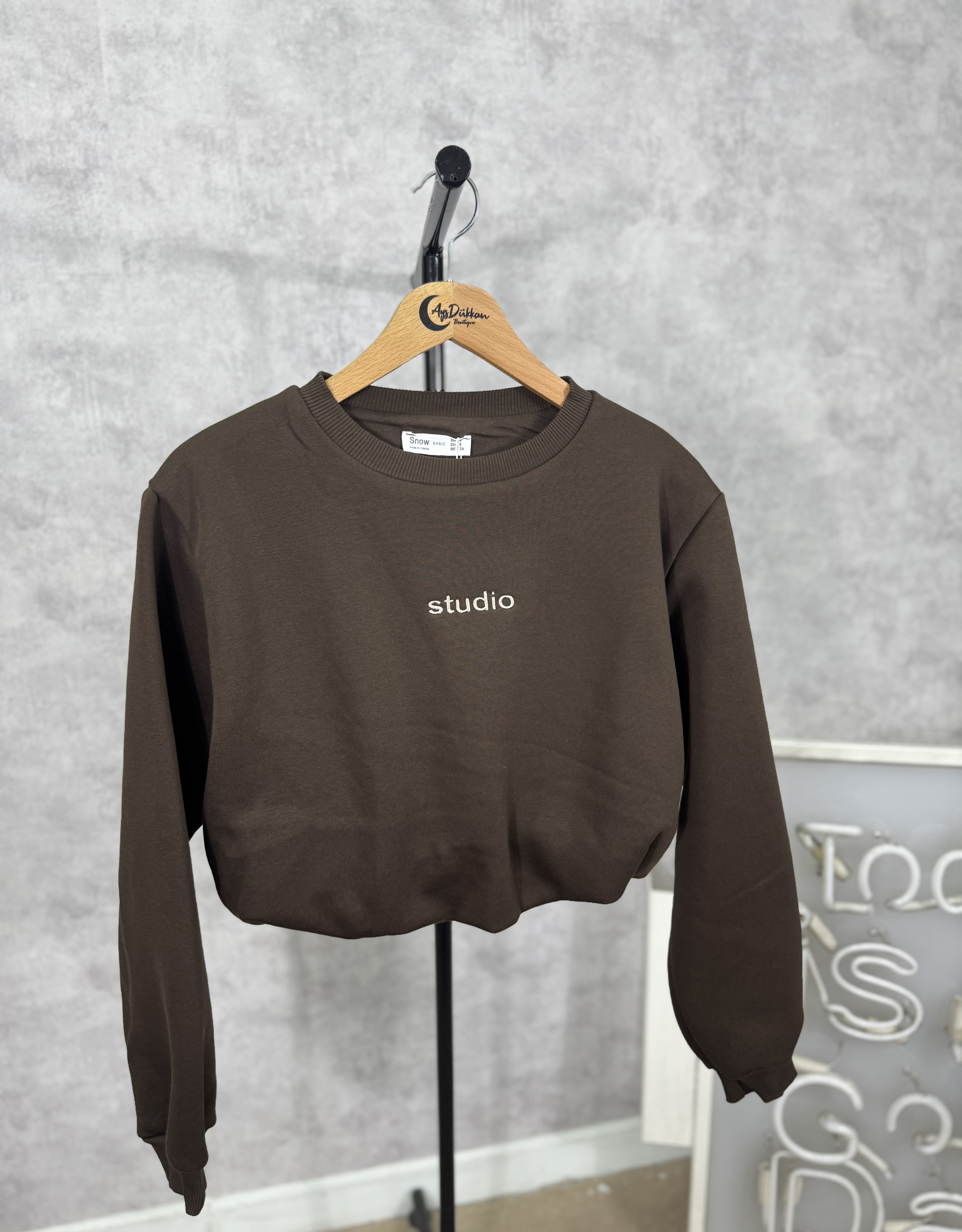 Studio Nakışlı Crop Sweatshirt - kahverengi