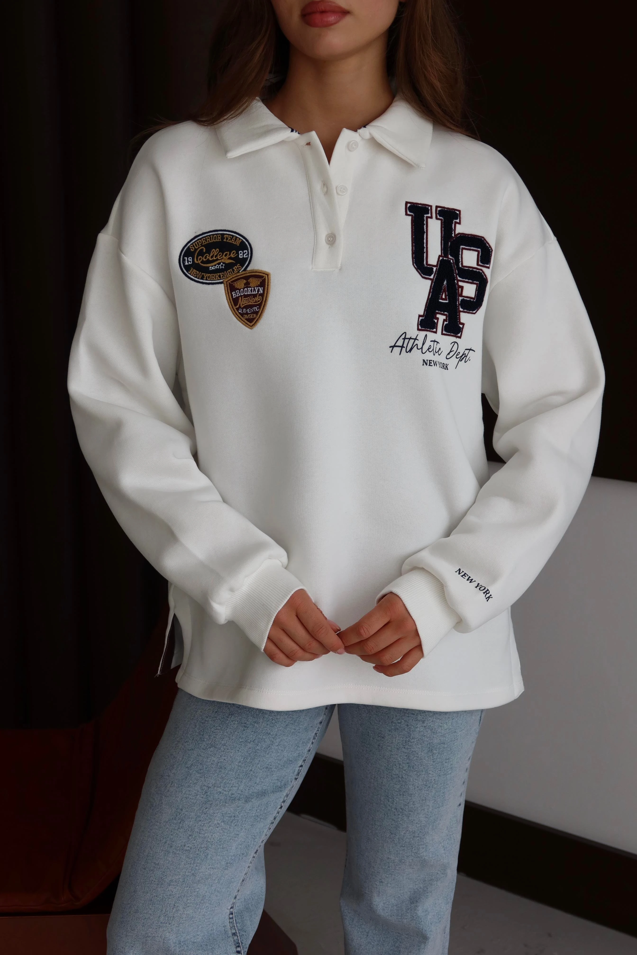 BEYAZ POLO YAKA NAKIŞLI SWEATSHIRT