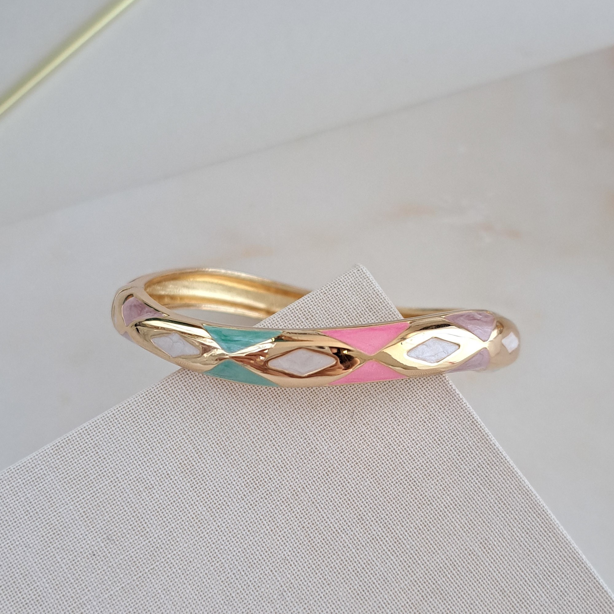 Bangle bracelet in white, pink, blue Diamond-Shaped