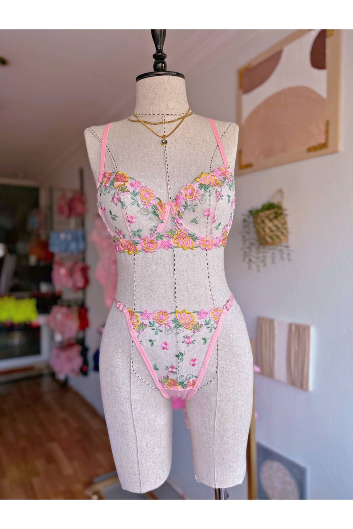 Kadın Pudra Pembe Karışık Çiçek  Desen  Balenli Brode  Şık 2'li Tanga Sütyen Takım