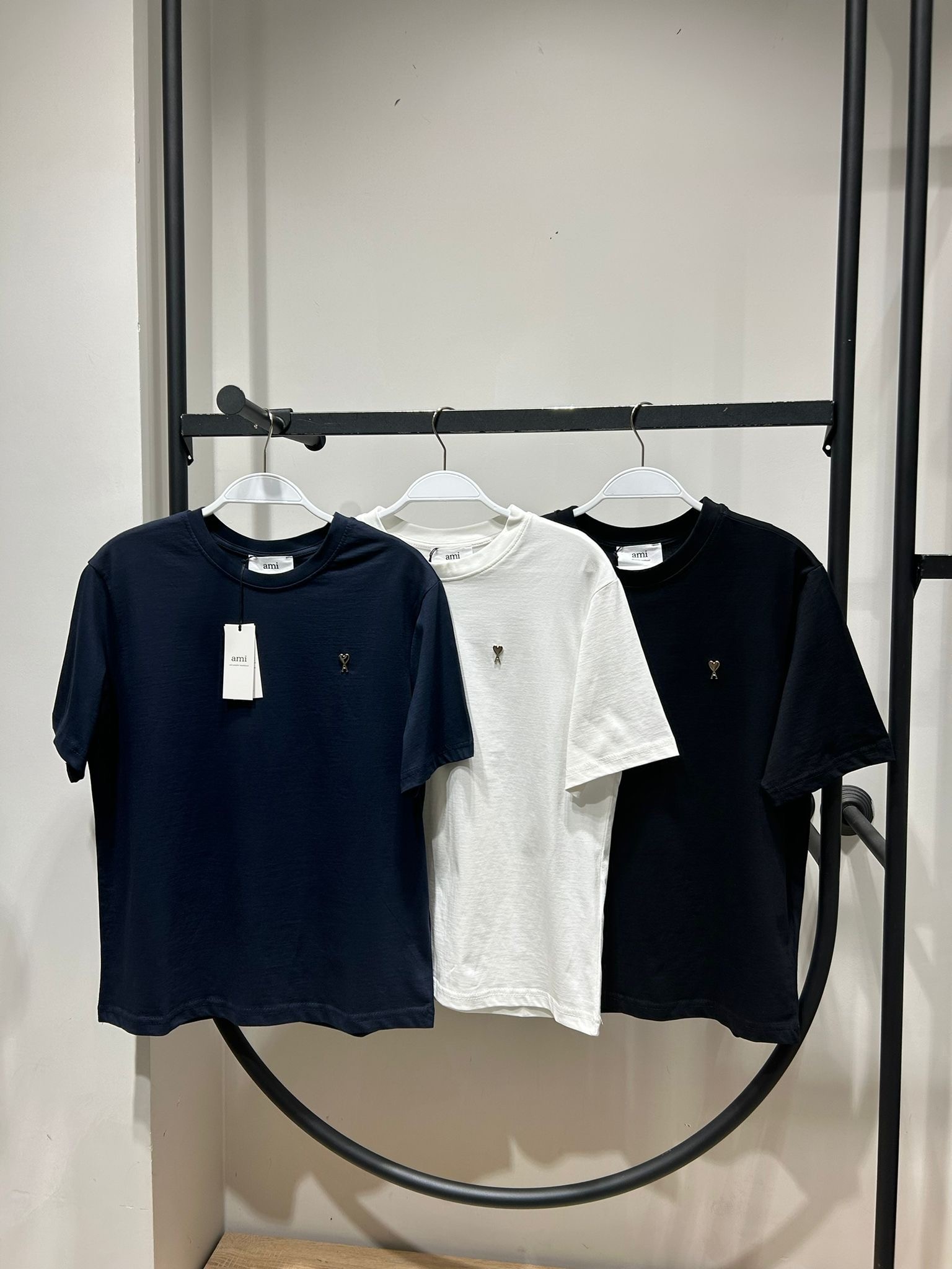 Metal Kalp Detaylı Tshirt