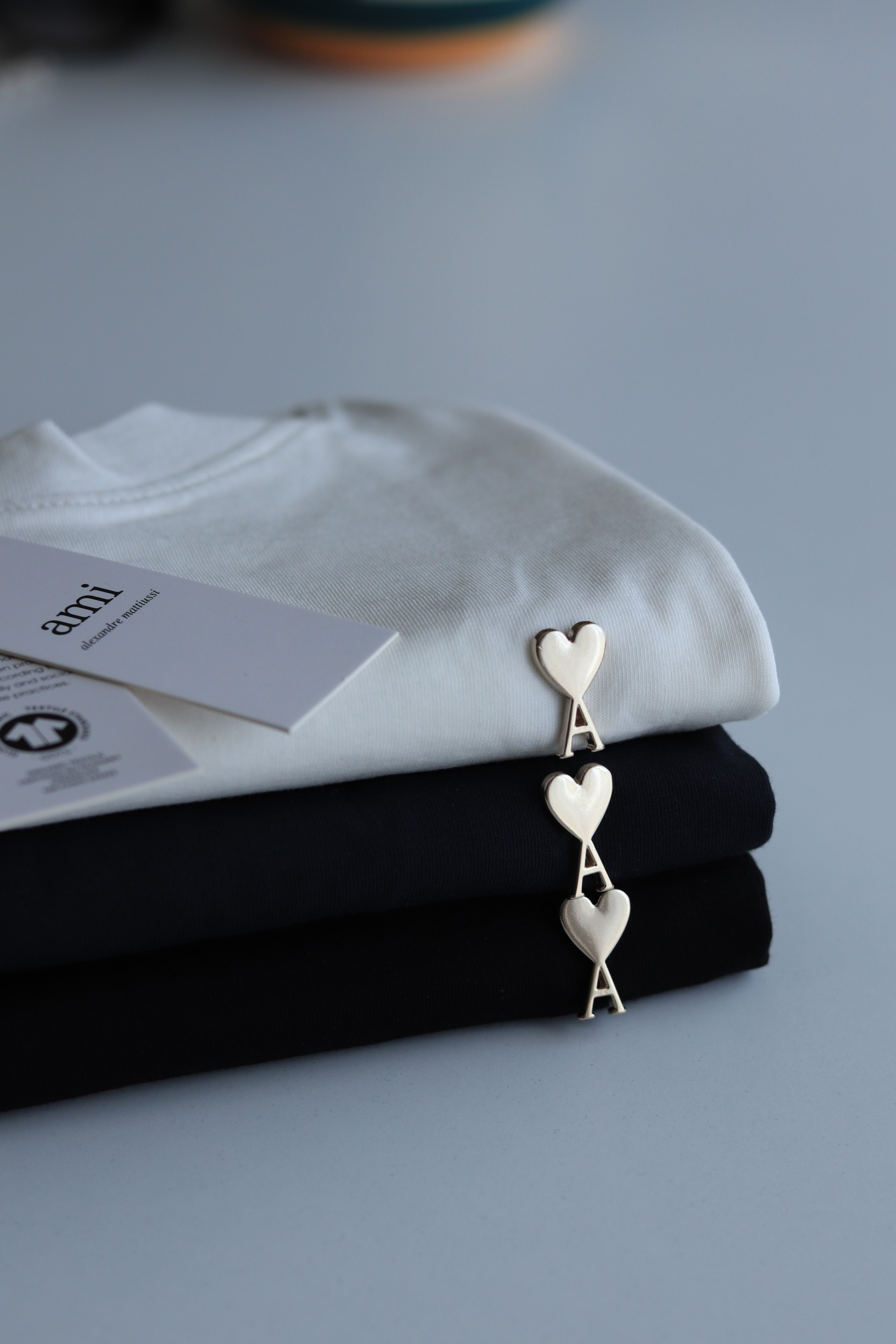 Metal Kalp Detaylı Tshirt