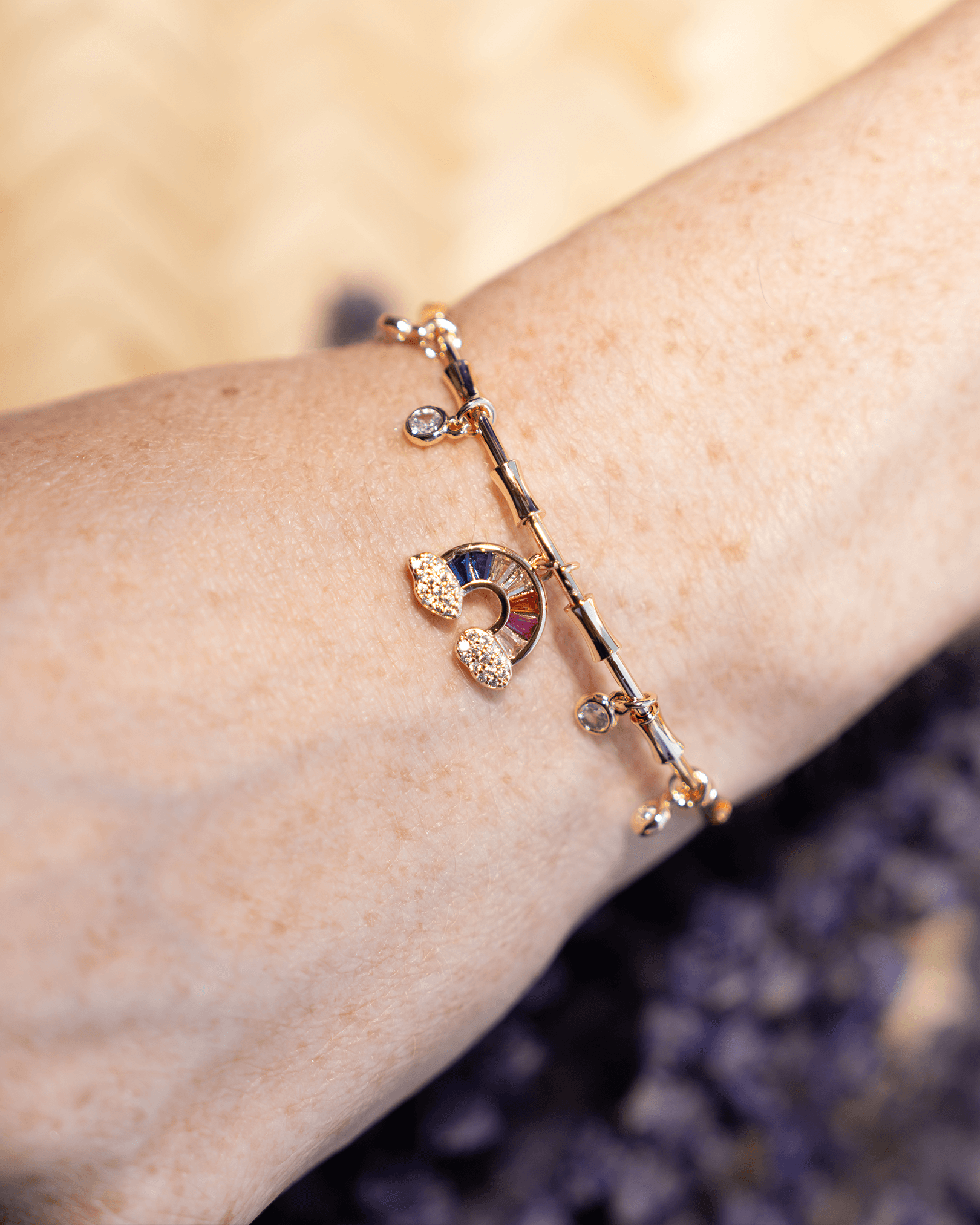 Gökkuşağı Detaylı Ayarlanabilir Charm Kelepçe Bileklik - Gold