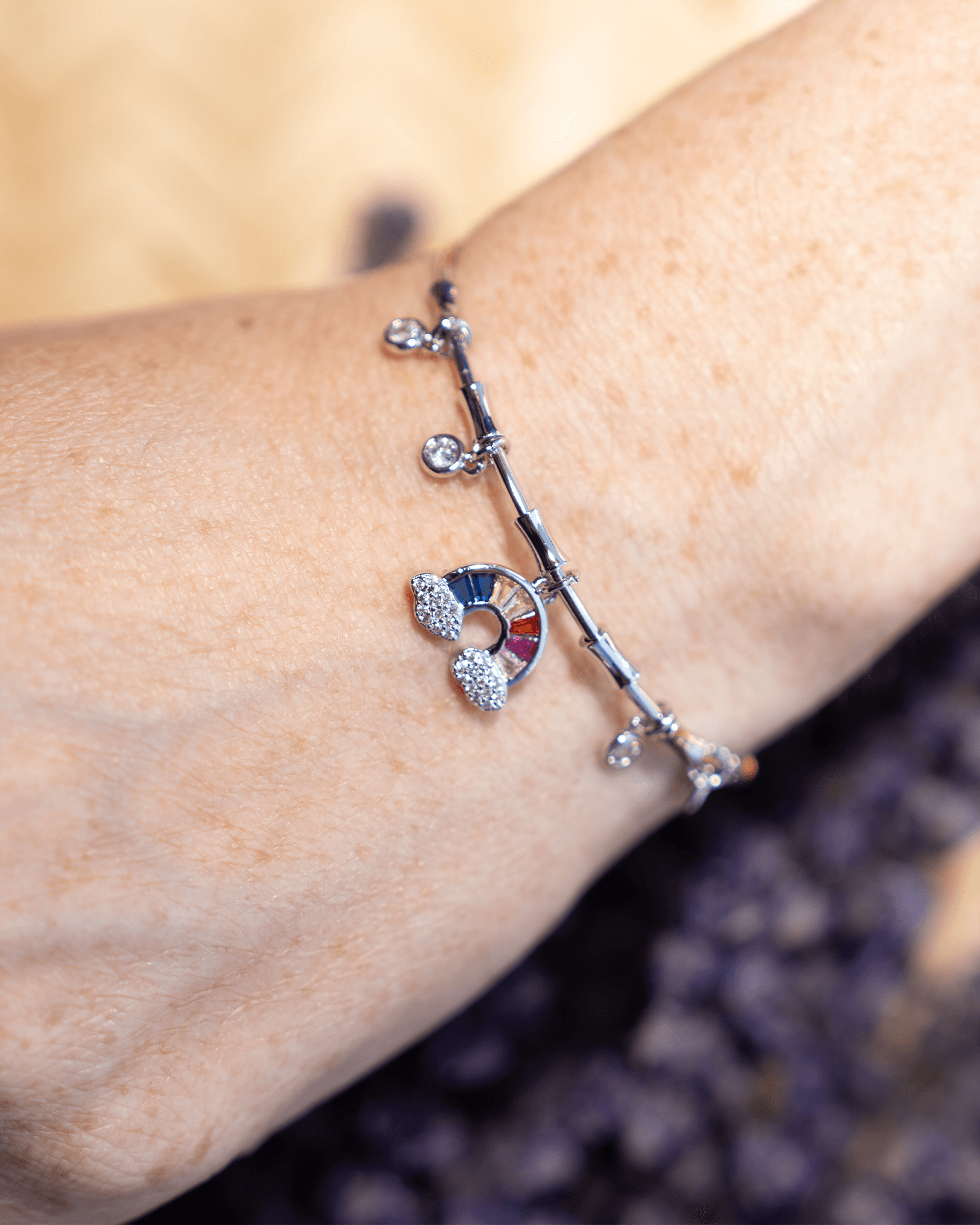 Gökkuşağı Detaylı Ayarlanabilir Charm Kelepçe Bileklik - Gümüş