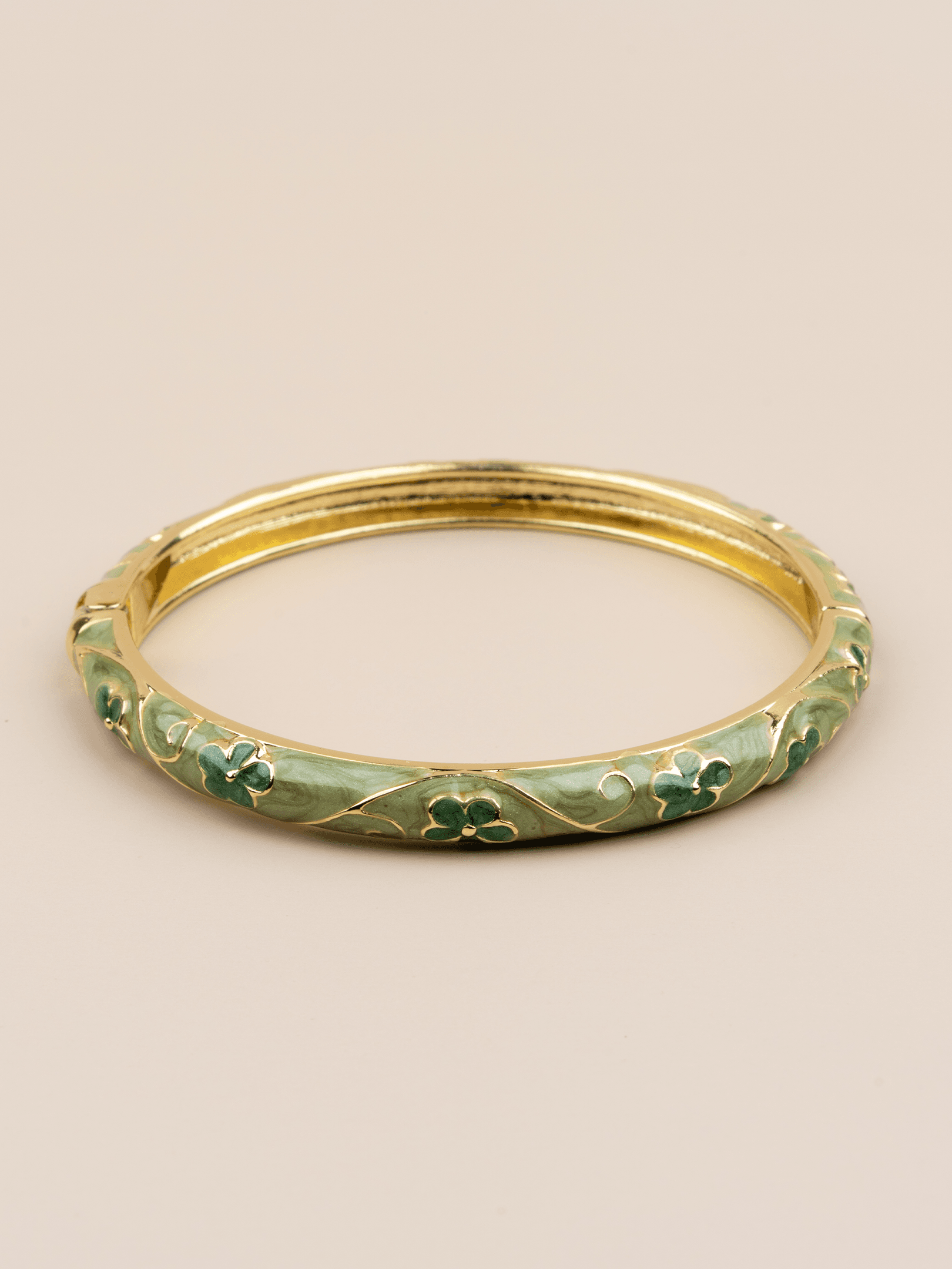 Evelora 14K Altın Kaplama Yeşil Çiçek Desenli Mineli Vintage Kelepçe Bileklik 