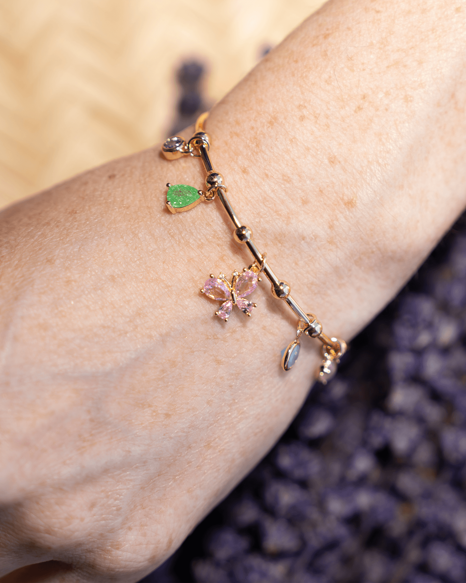 Ayarlanabilir Kelebekli Charm Kelepçe Bileklik - Gold