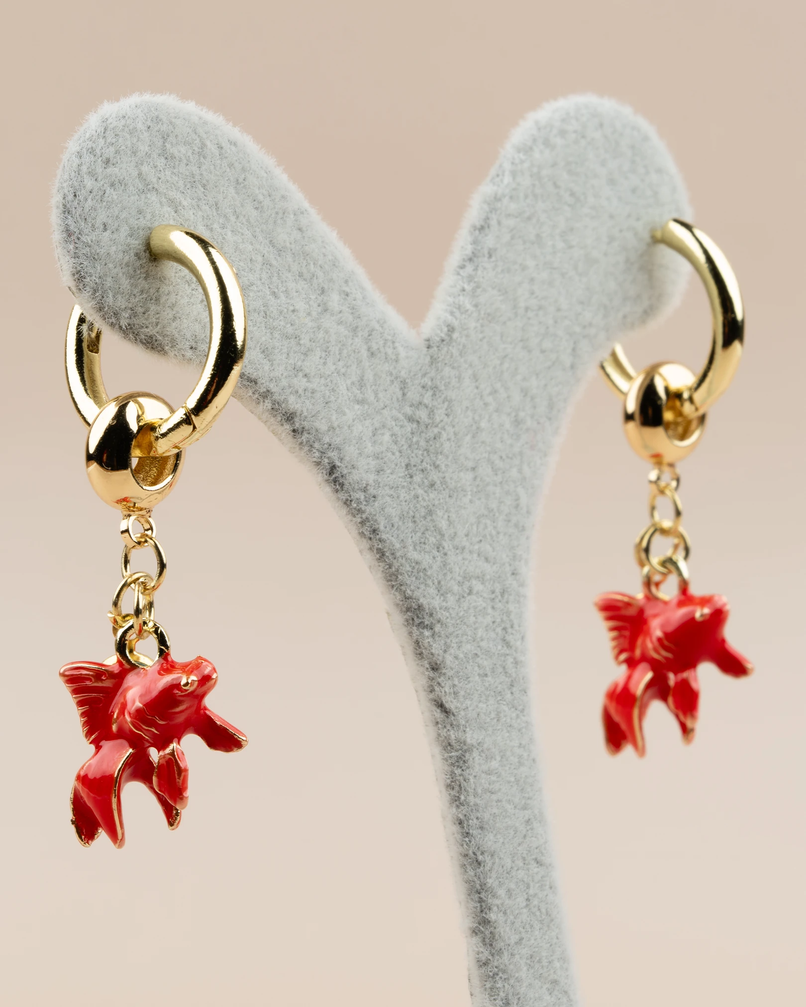 Moriva Altın Kaplama Kırmızı Balıklı Charm Halka Küpe