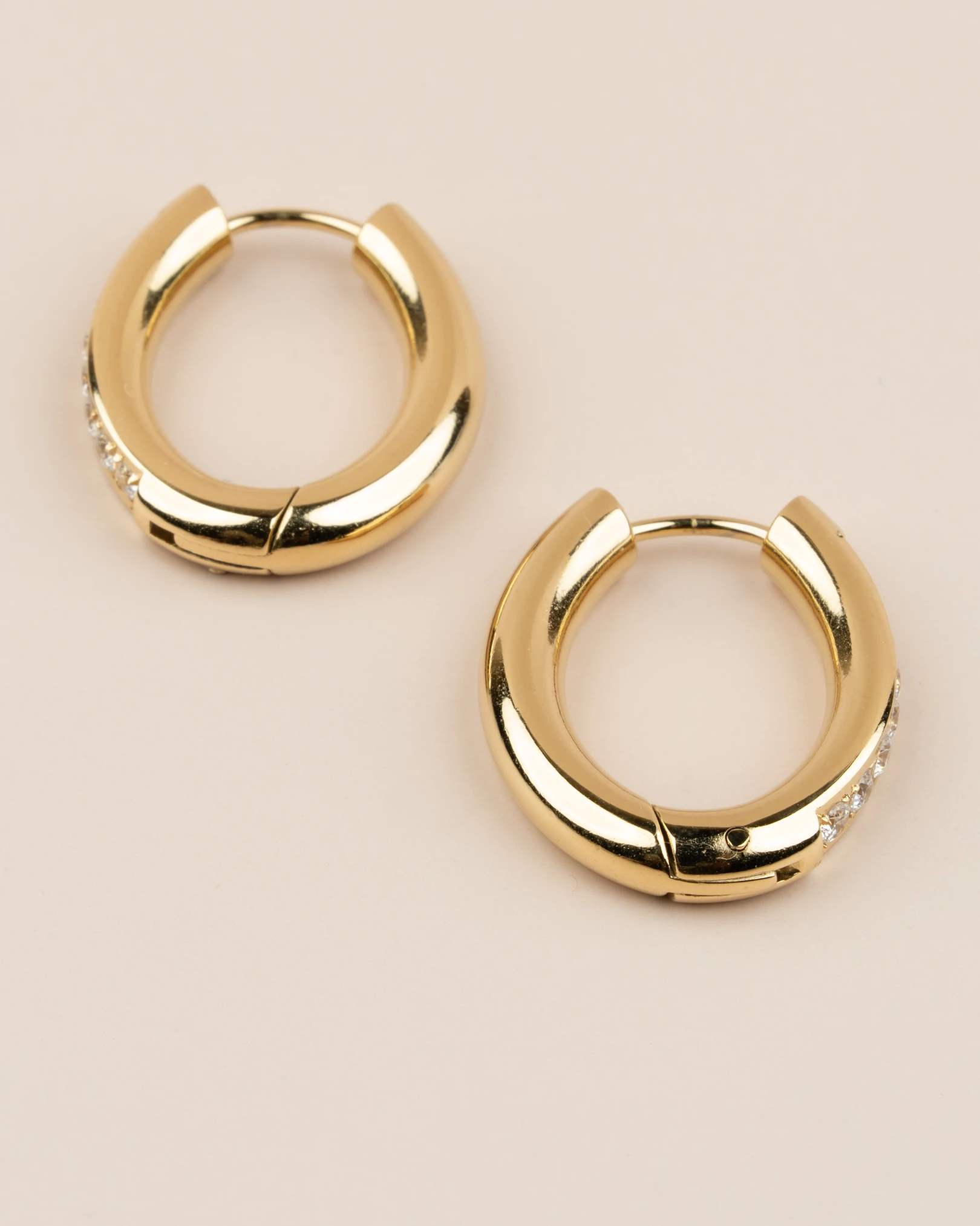 Narevia Gömme Zirkon Taşlı Oval Halka Çelik Küpe