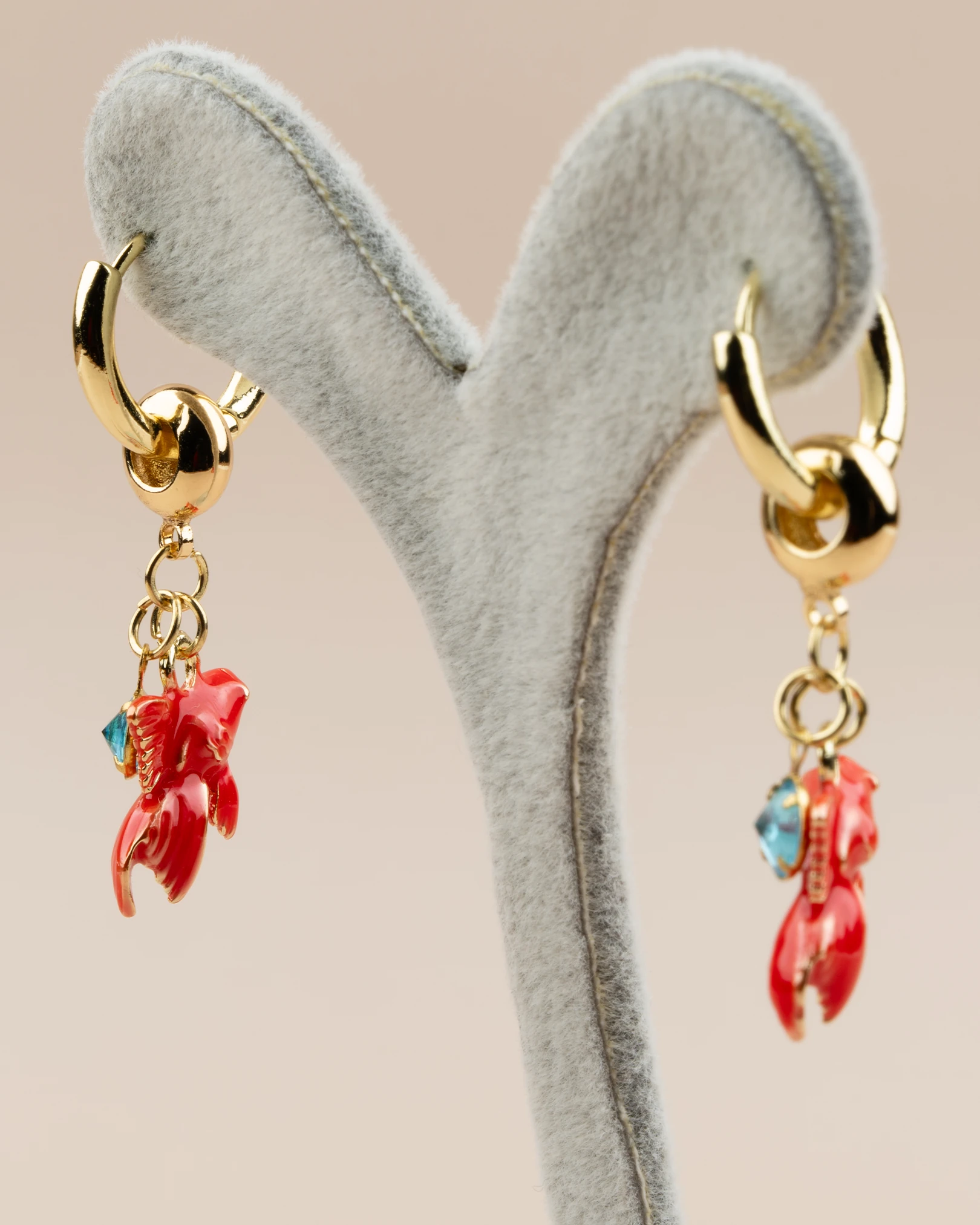 Moriva Altın Kaplama Kırmızı Balıklı Charm Halka Küpe