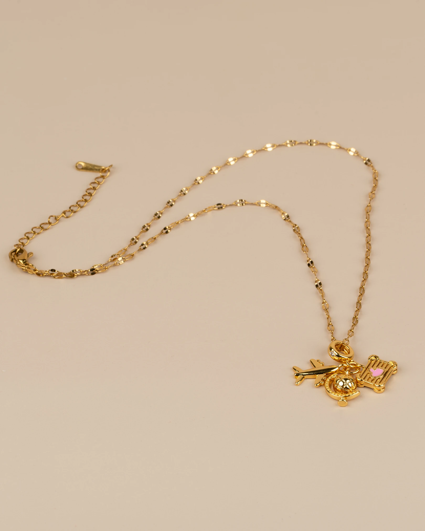 Uçaklı Pembe Bavul Charmlı Seyahat Çelik Kolye - Gold