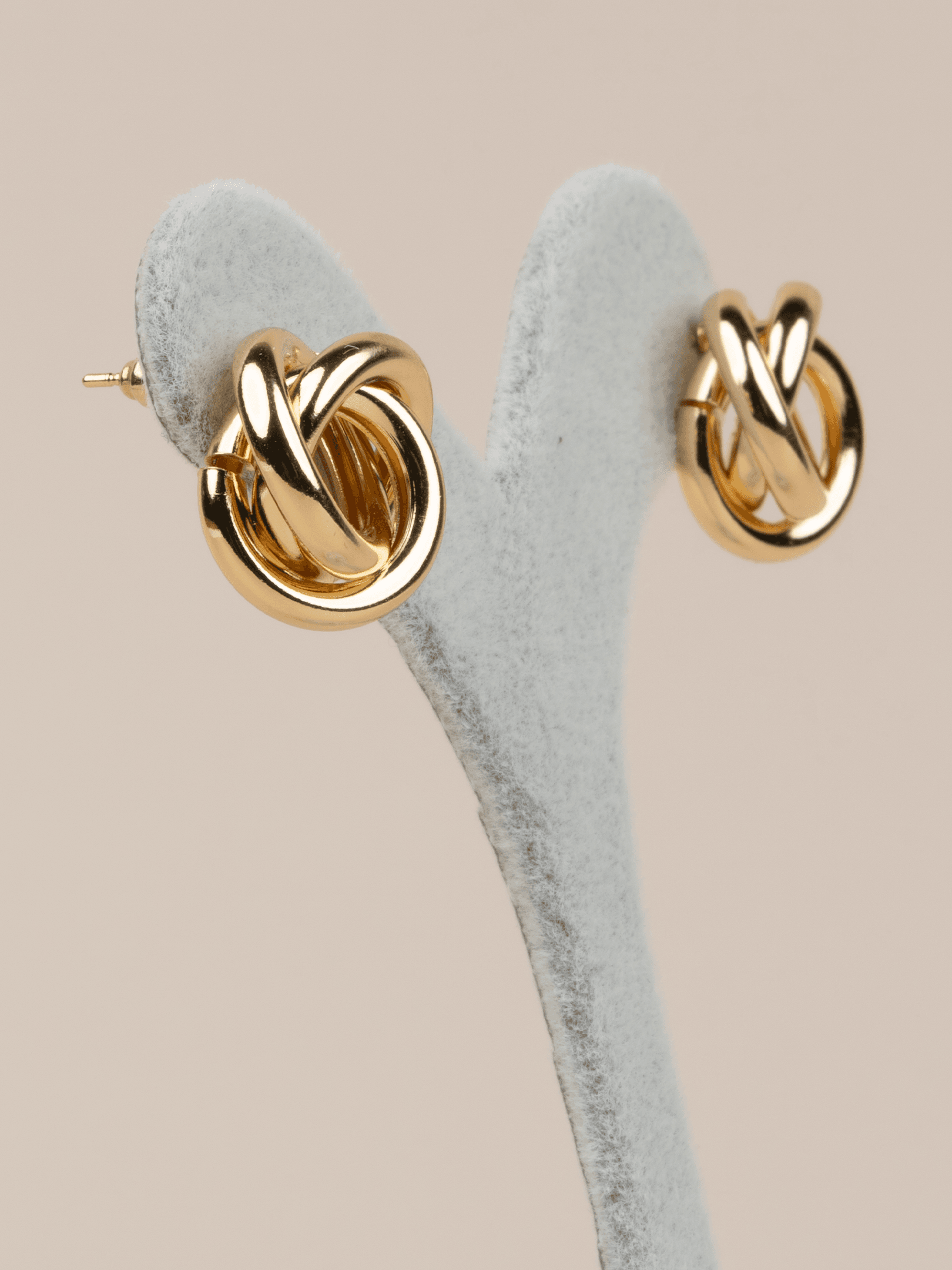Solévia Minimal İç İçe Geçmiş Sarmal Gold Küpe