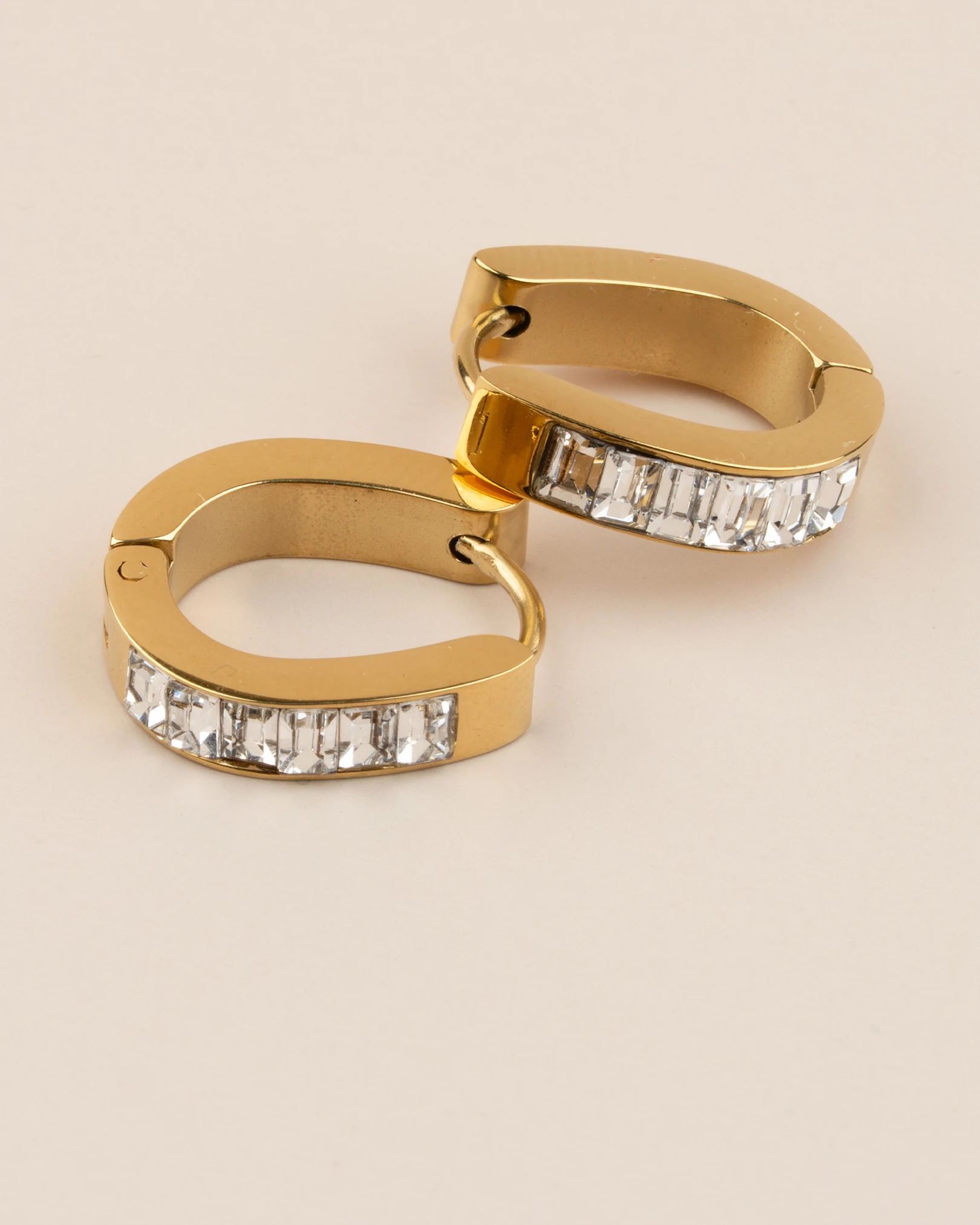 Auryn Gömme Zirkon Taşlı Minimal Oval Halka Çelik Küpe