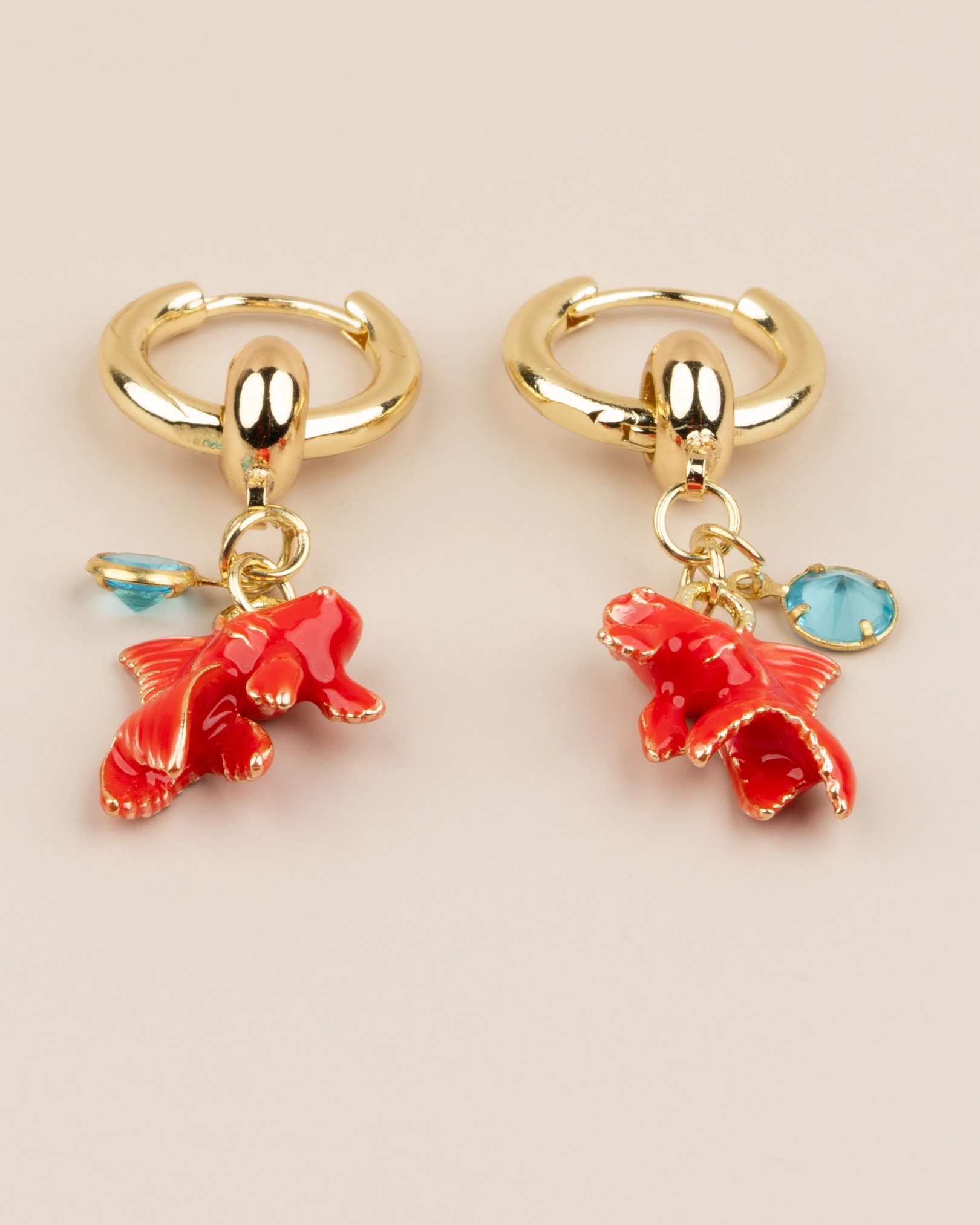 Moriva Altın Kaplama Kırmızı Balıklı Charm Halka Küpe