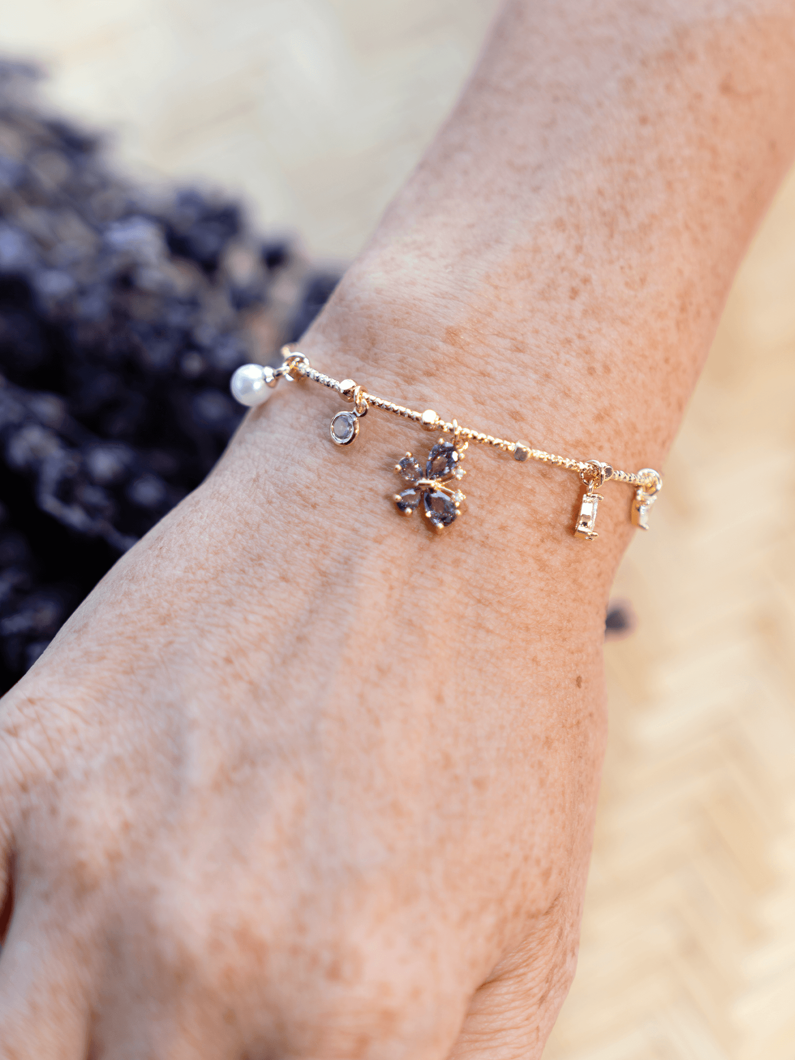 Fioravelle Ayarlanabilir Mor Kelebekli Charm Kelepçe Bileklik - Gold