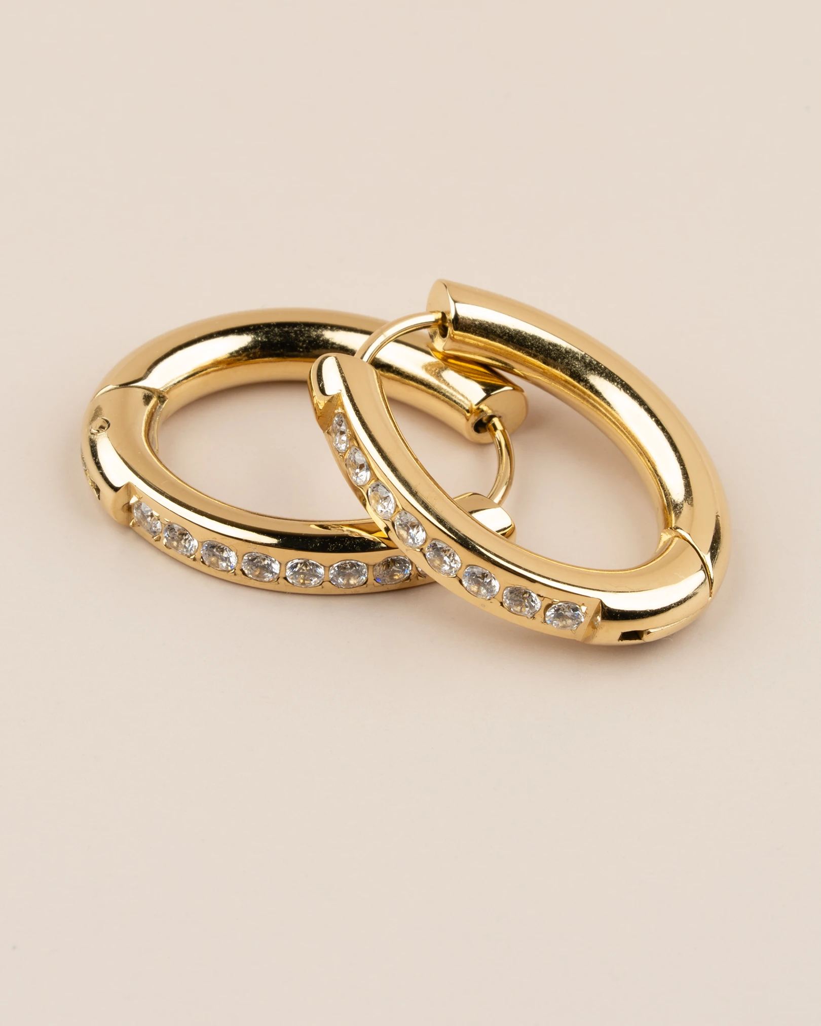 Narevia Gömme Zirkon Taşlı Oval Halka Çelik Küpe