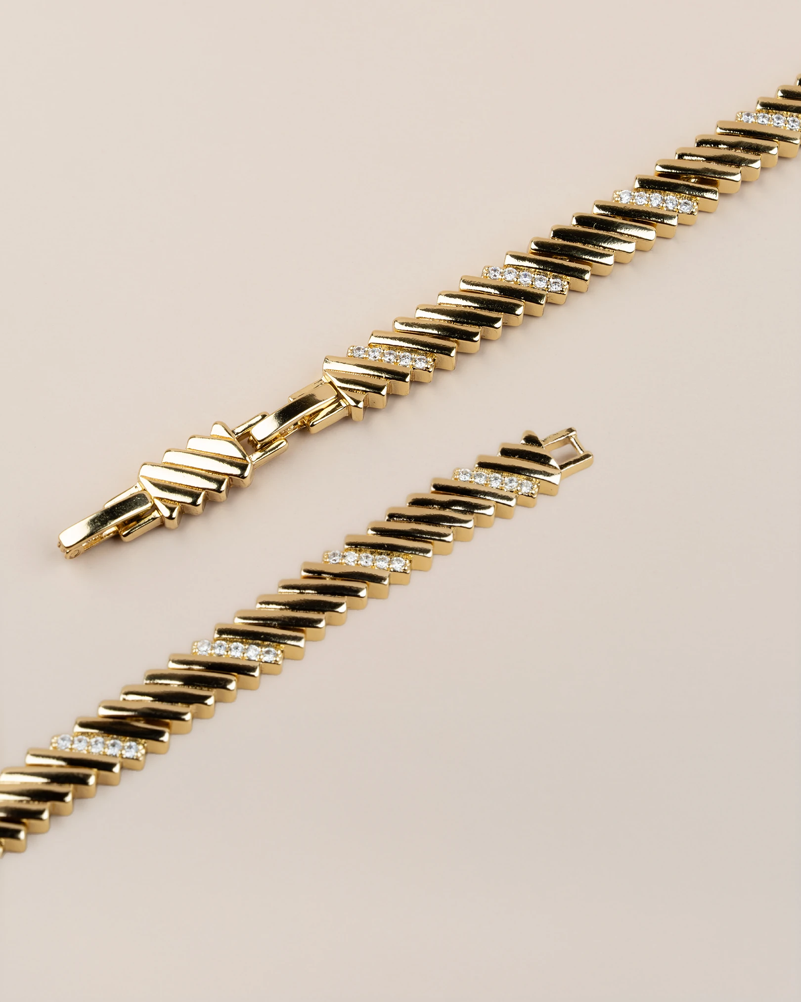 Valtessa Gömme Zirkon Taşlı Yan Çizgili Plaka 14K Xuping Bileklik