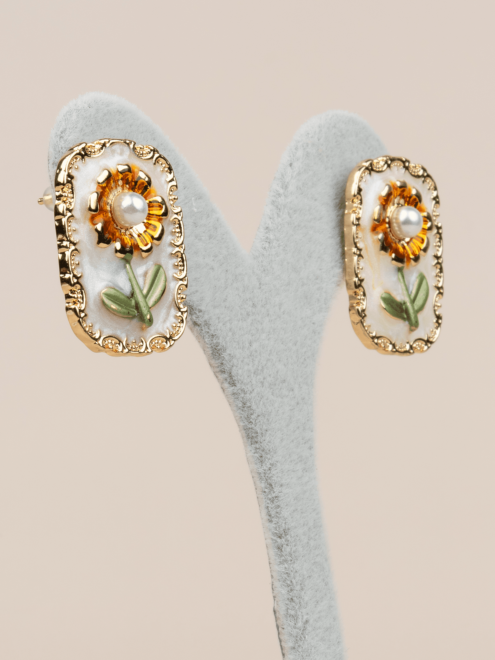 Sunfloria Papatya Motifli Mineli İncili Vintage Sanat Küpe - Beyaz