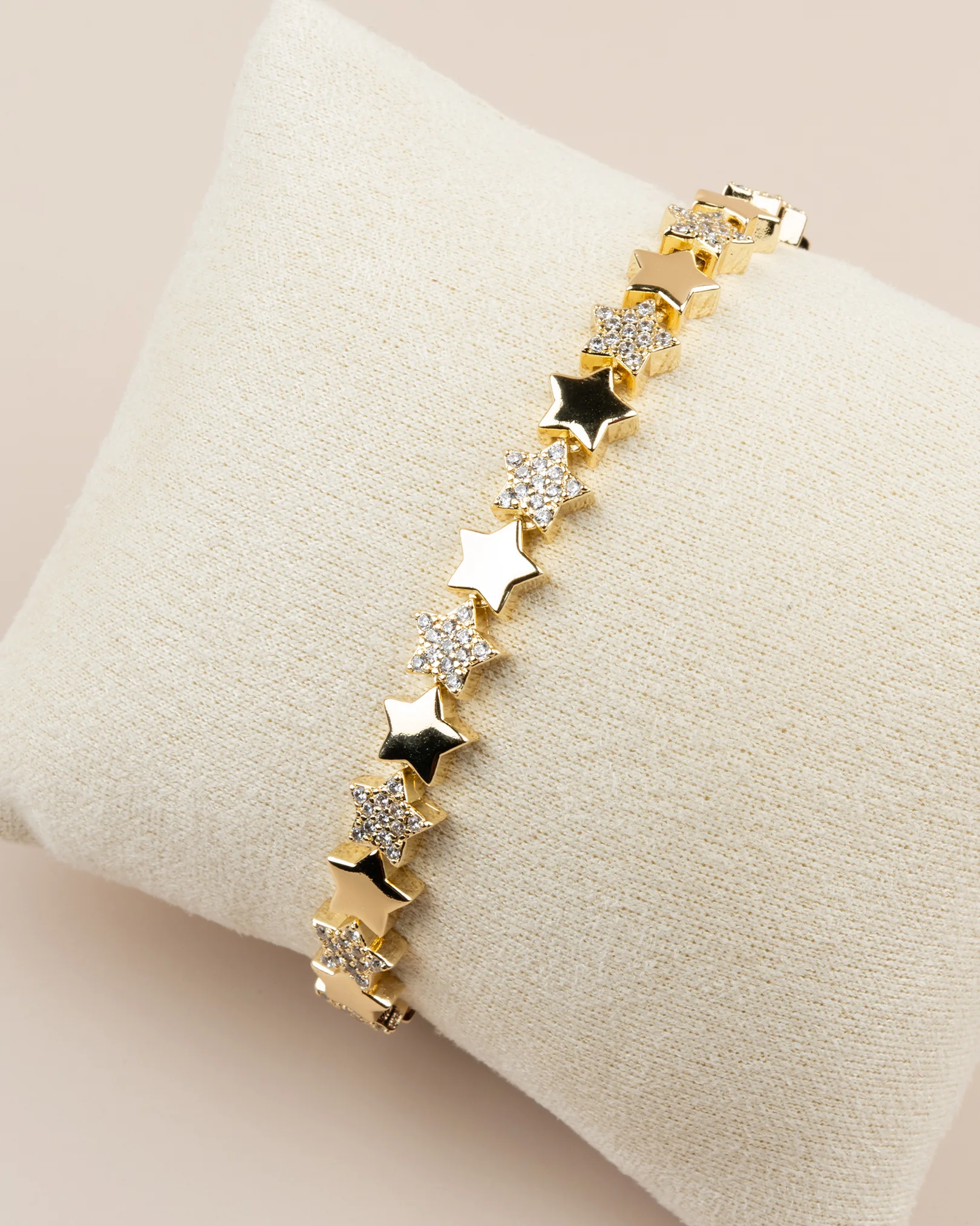 Lystara Gömme Taşlı Yıldız Model Altın Kaplama Bileklik