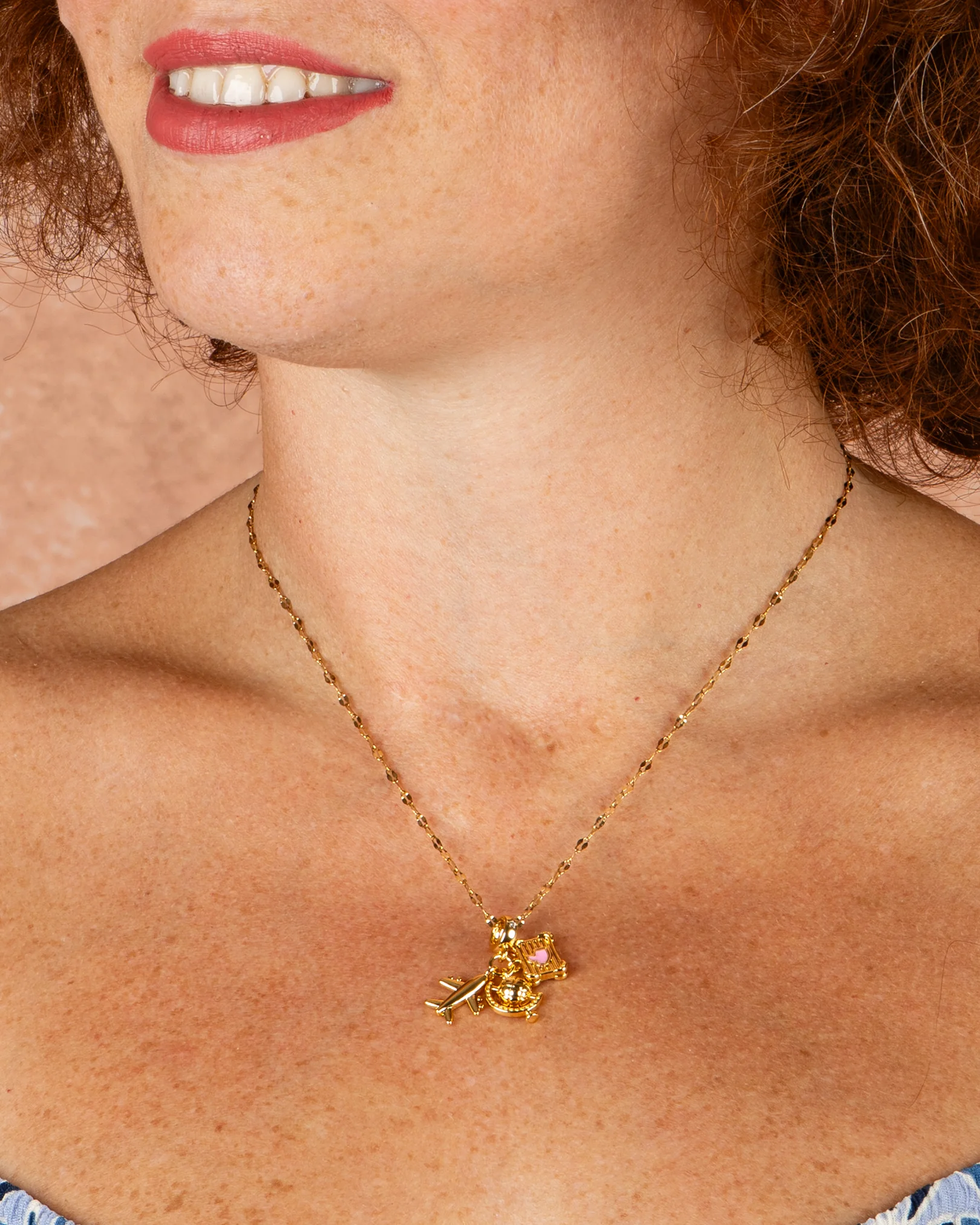 Uçaklı Pembe Bavul Charmlı Seyahat Çelik Kolye - Gold