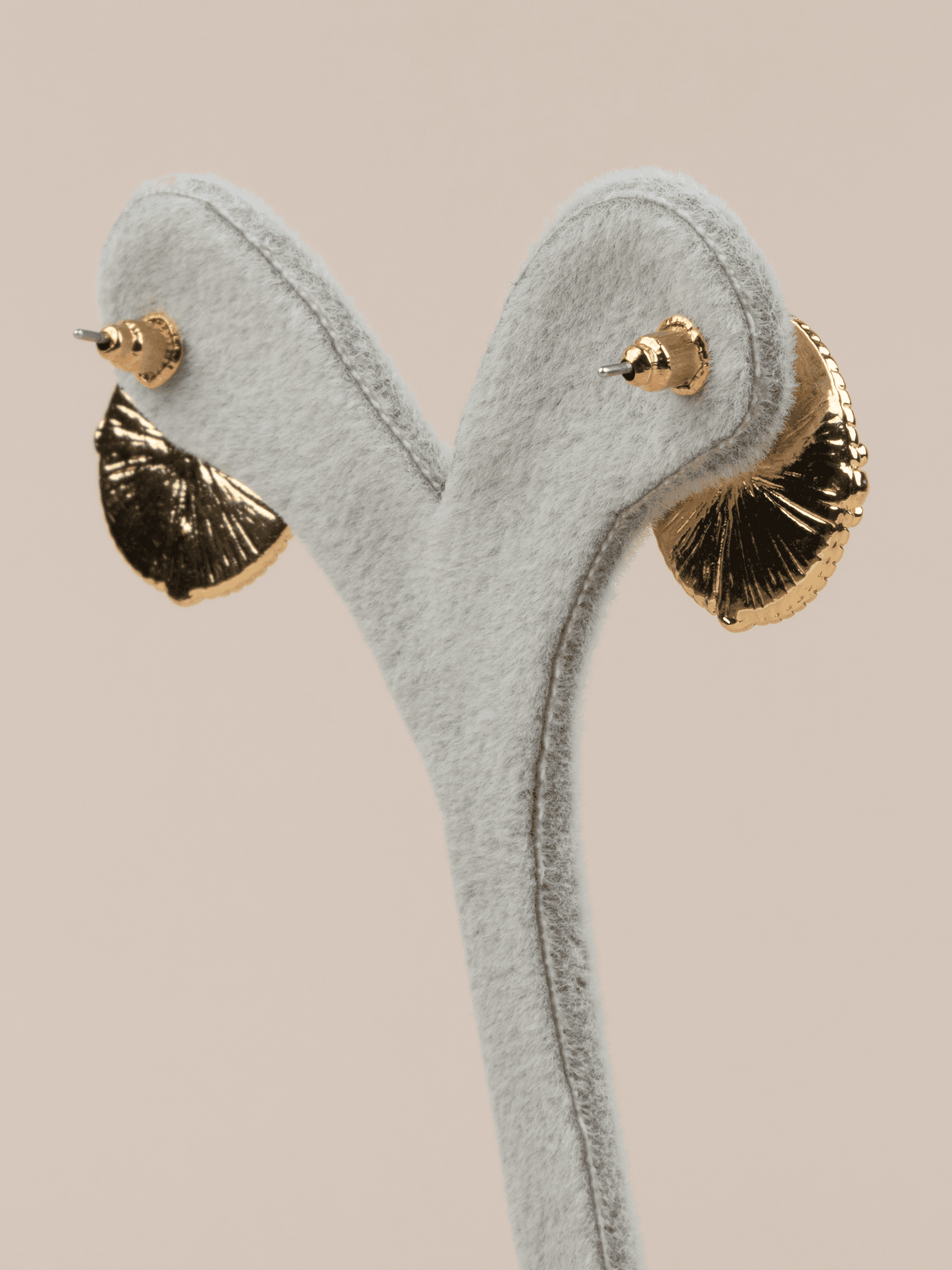 Clémira Mineli Çiçek Motifli İncili Minimal Sanat Küpe - Gold