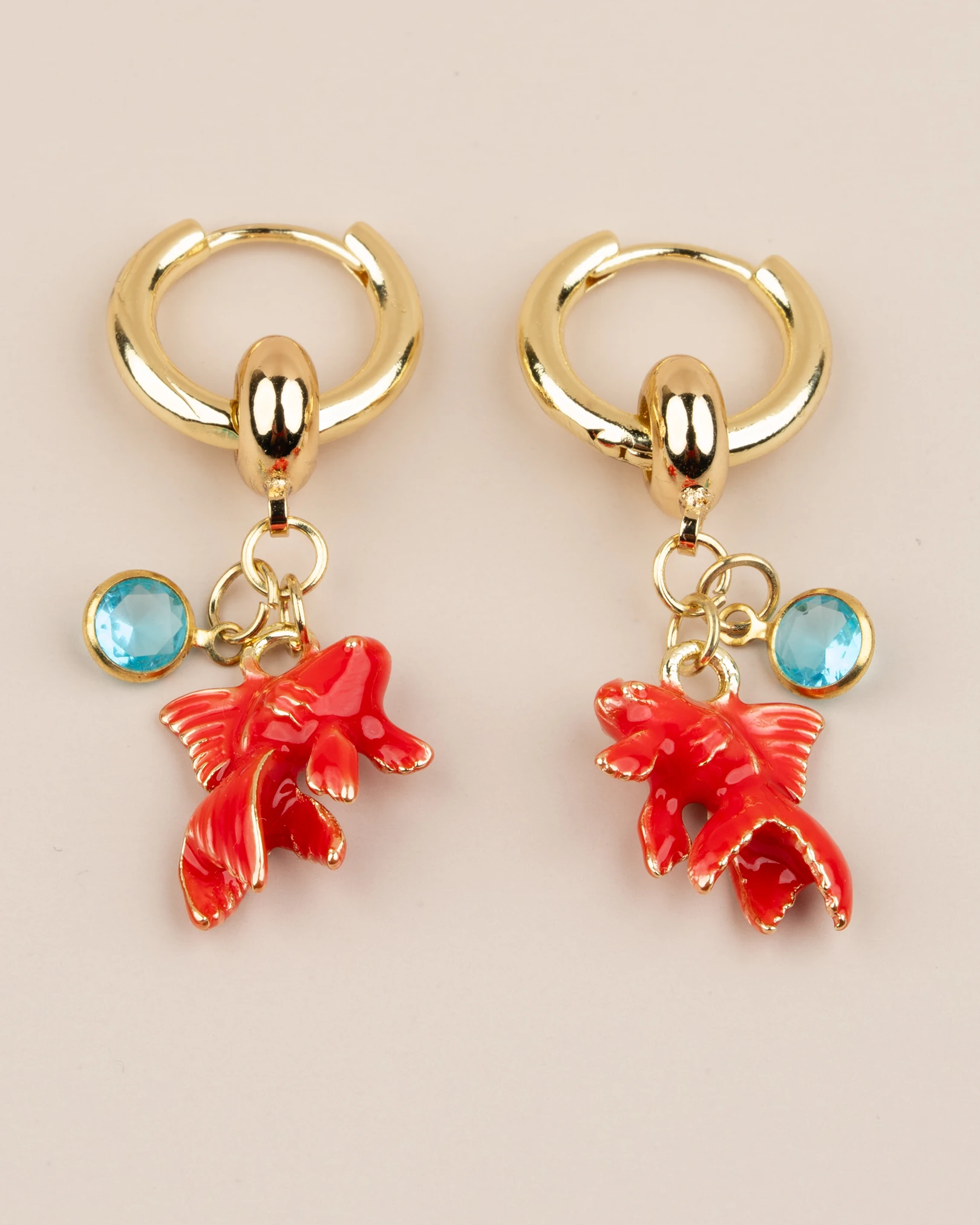 Moriva Altın Kaplama Kırmızı Balıklı Charm Halka Küpe