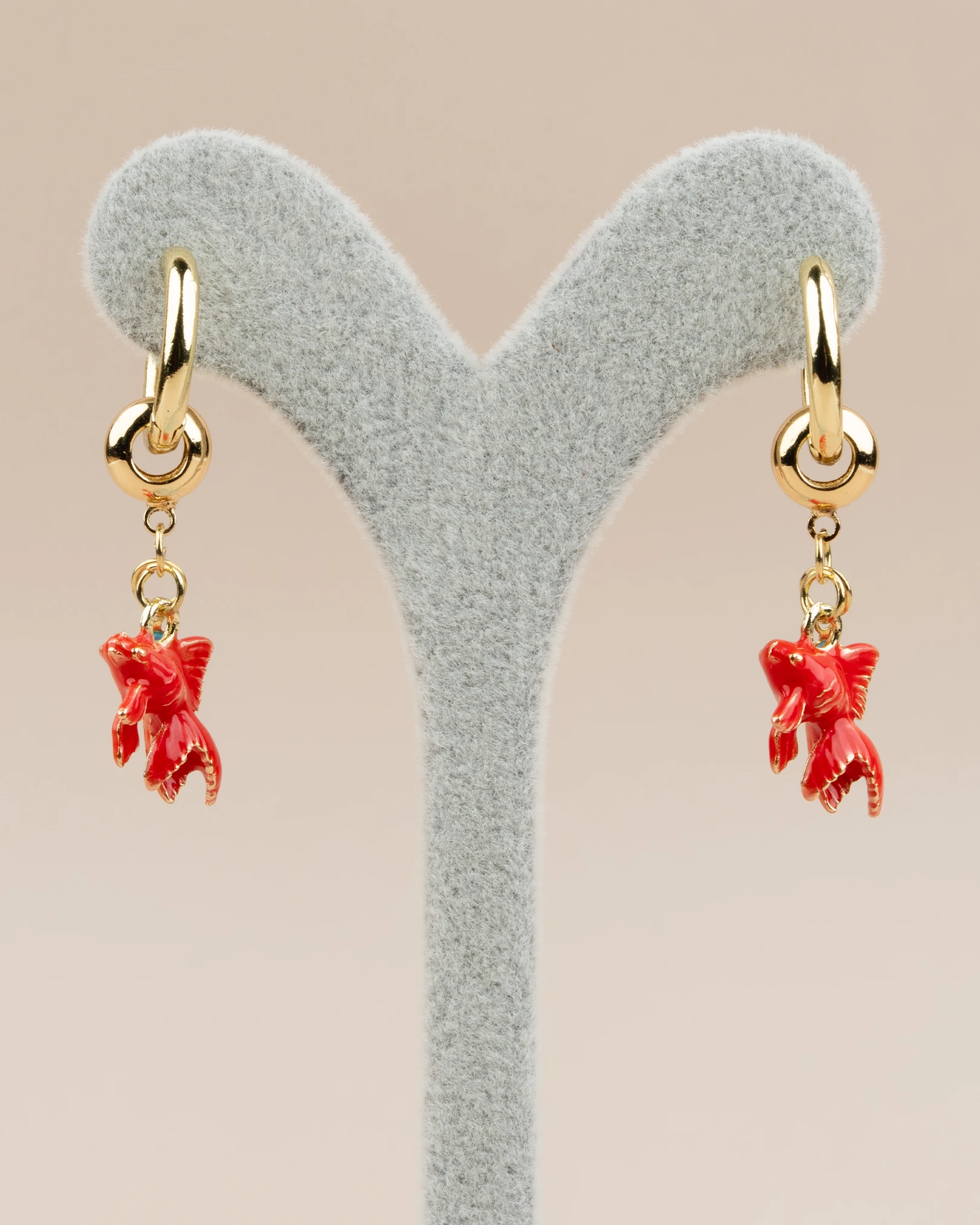 Moriva Altın Kaplama Kırmızı Balıklı Charm Halka Küpe