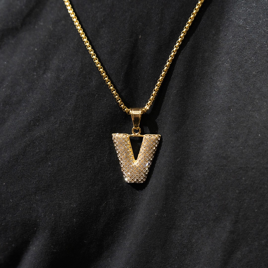 Iced Out V Harf Paslanmaz Çelik Kolye - Gold