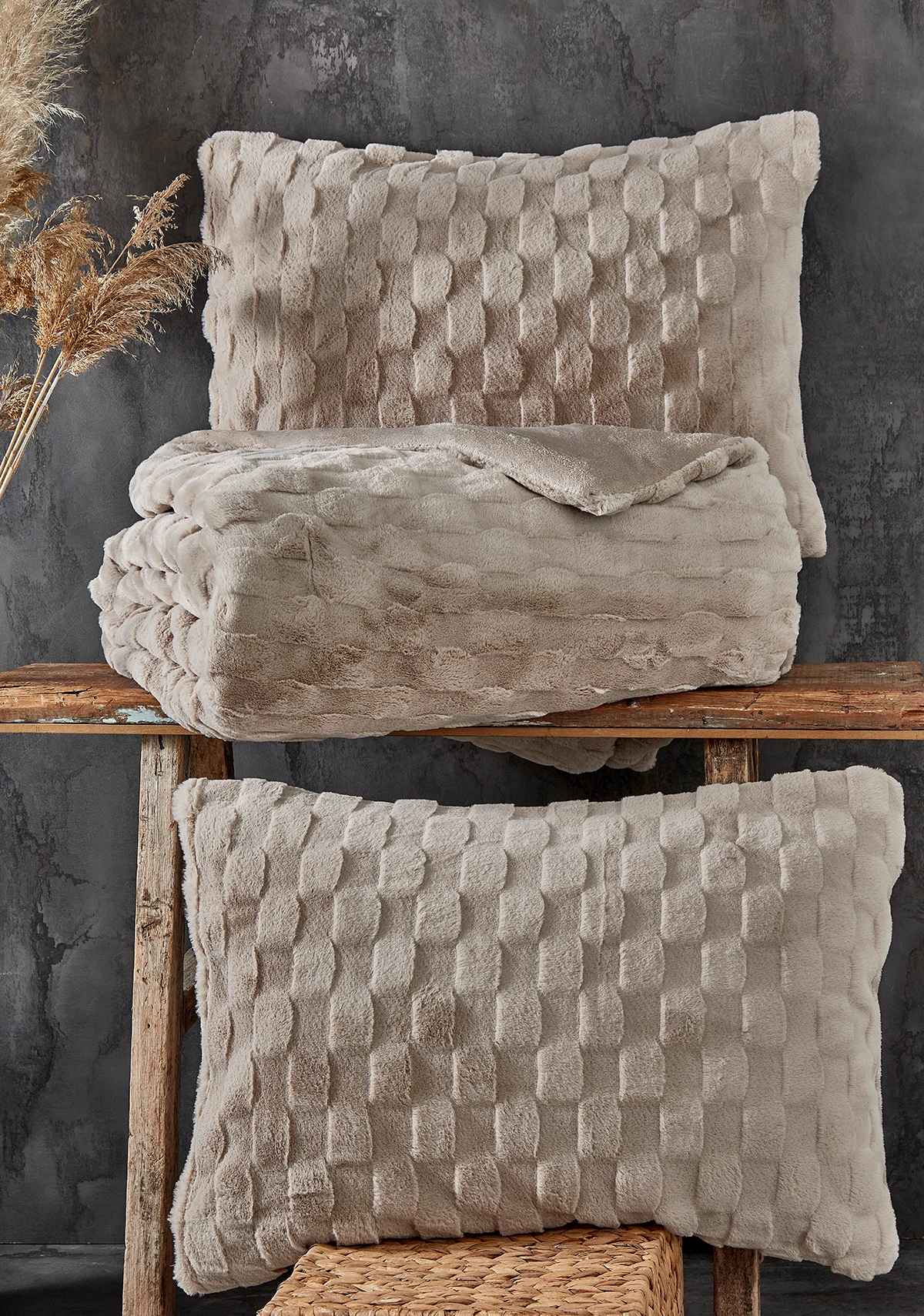 Nora Tek ve Çift Kişilik Kürk Yatak Örtüsü / Yorgan Seti