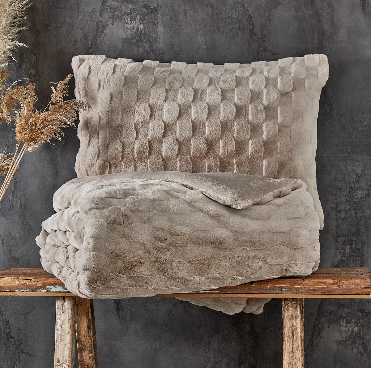 Nora Tek ve Çift Kişilik Kürk Yatak Örtüsü / Yorgan Seti