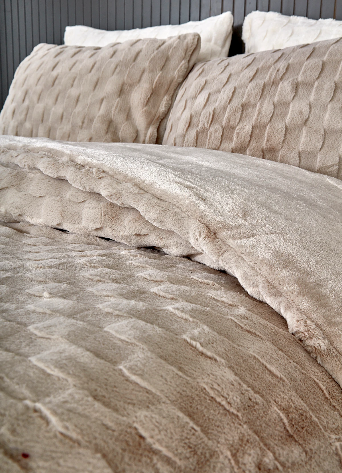 Nora Tek ve Çift Kişilik Kürk Yatak Örtüsü / Yorgan Seti