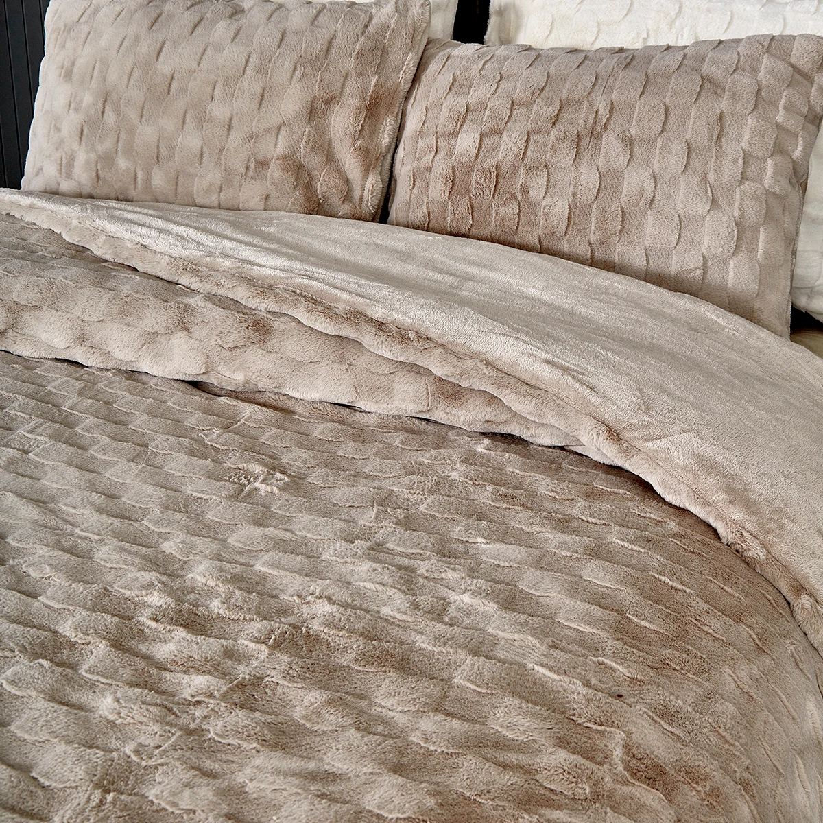 Nora Tek ve Çift Kişilik Kürk Yatak Örtüsü / Yorgan Seti - Bej