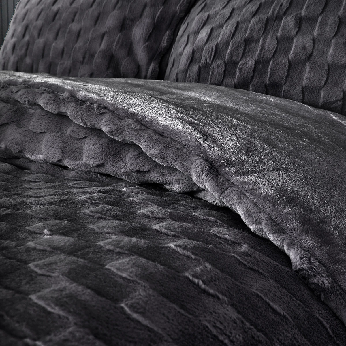 Nora Tek ve Çift Kişilik Kürk Yatak Örtüsü / Yorgan Seti - Antrasit