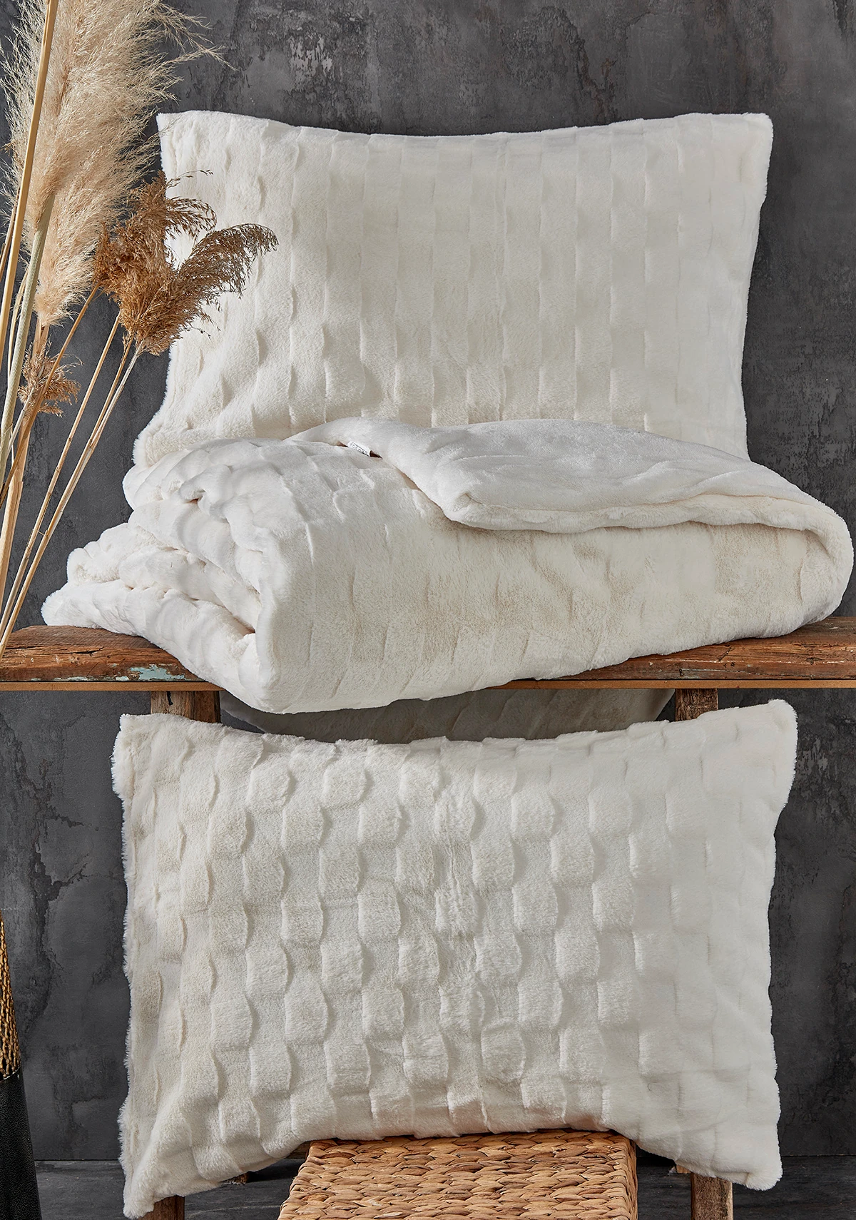 Nora Tek ve Çift Kişilik Kürk Yatak Örtüsü / Yorgan Seti - Krem