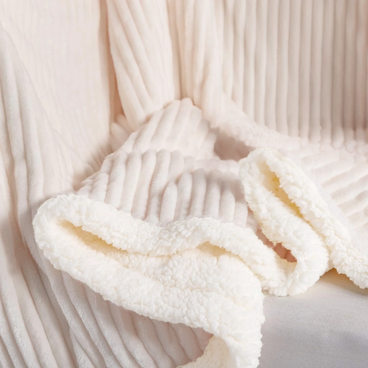 Veluna Tek ve Çift Kişilik Battaniye