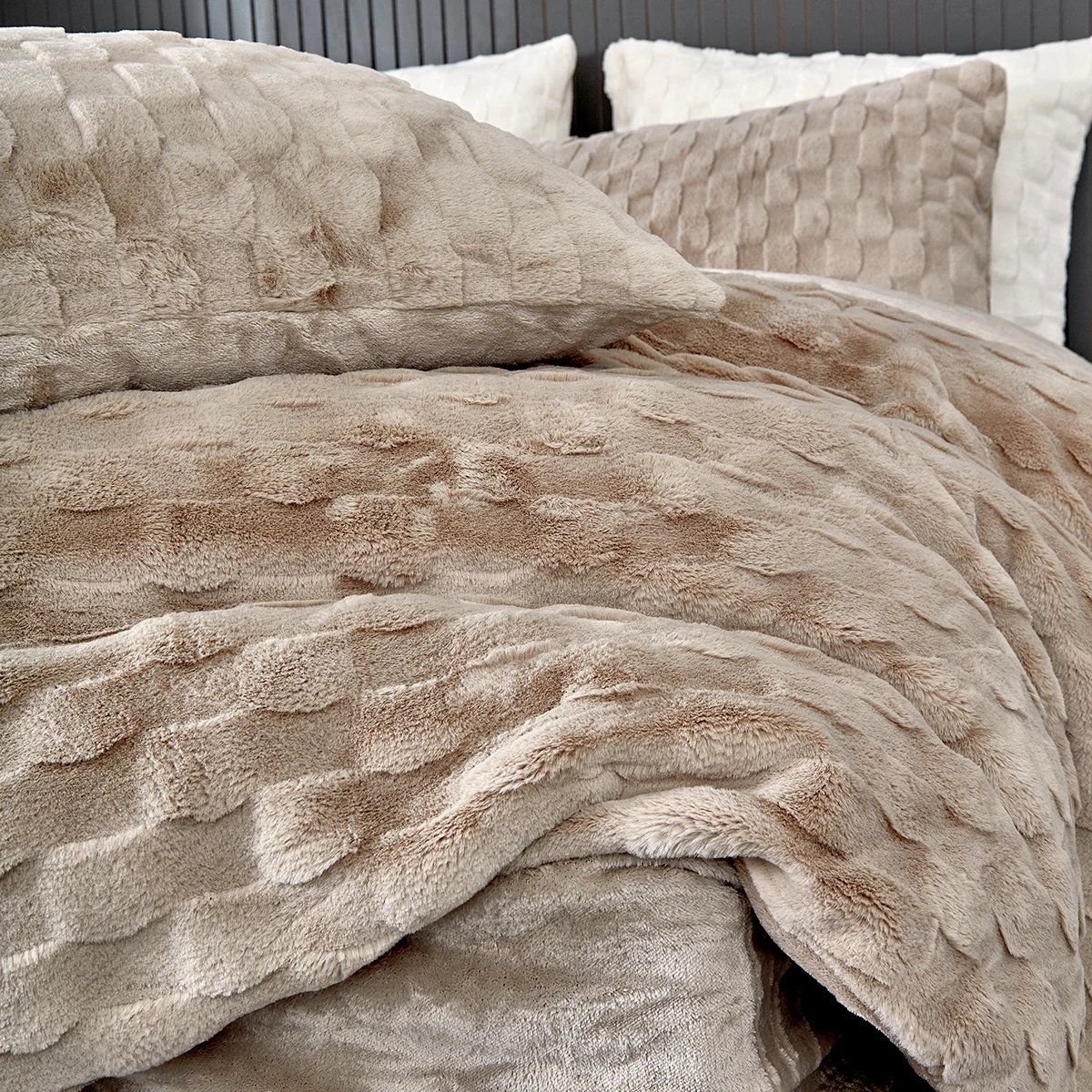 Nora Tek ve Çift Kişilik Kürk Yatak Örtüsü / Yorgan Seti