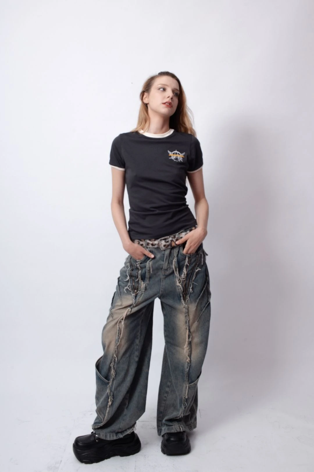 Astra Nakışlı Antrasit Kısa kollu Basic Kadın T-shirt