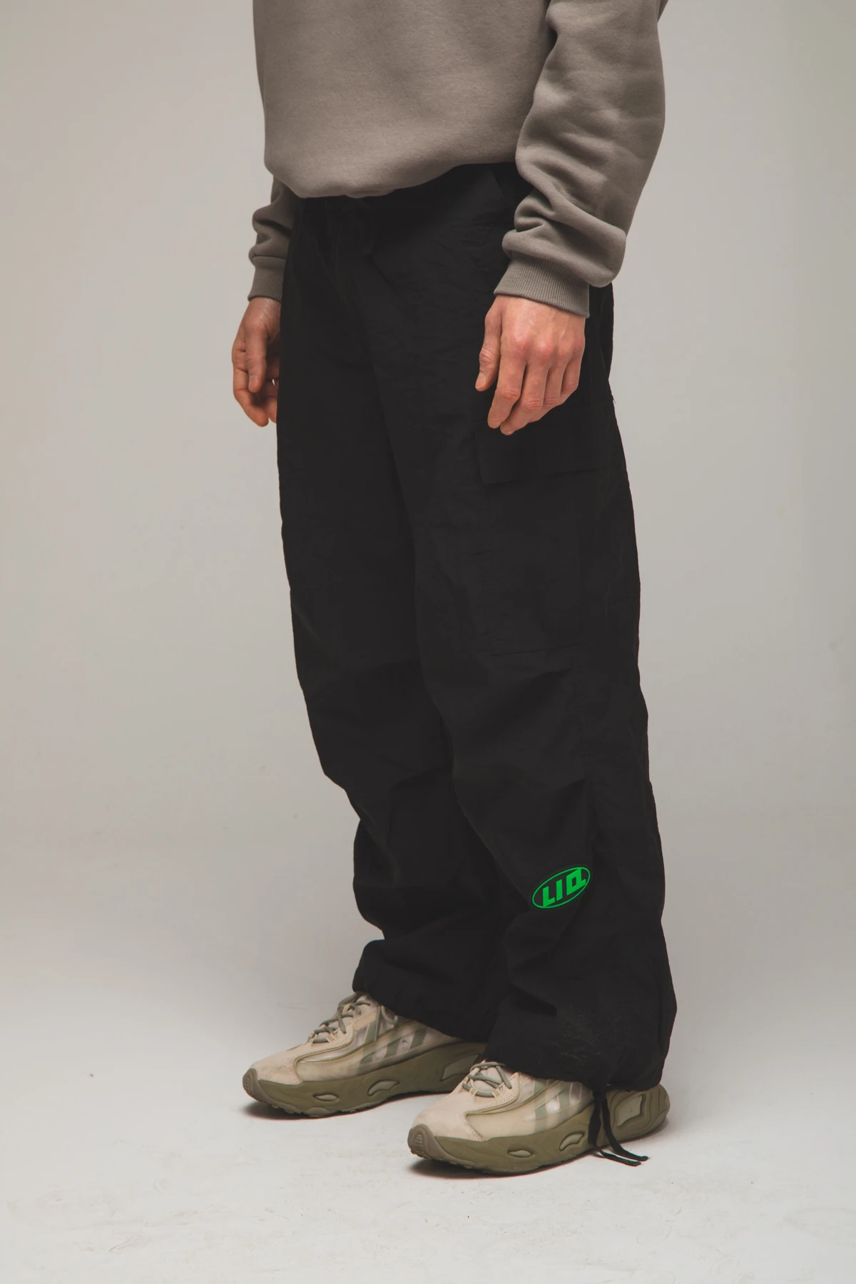 Erkek Patch Baskılı Wide Leg Siyah Paraşüt Pantolon