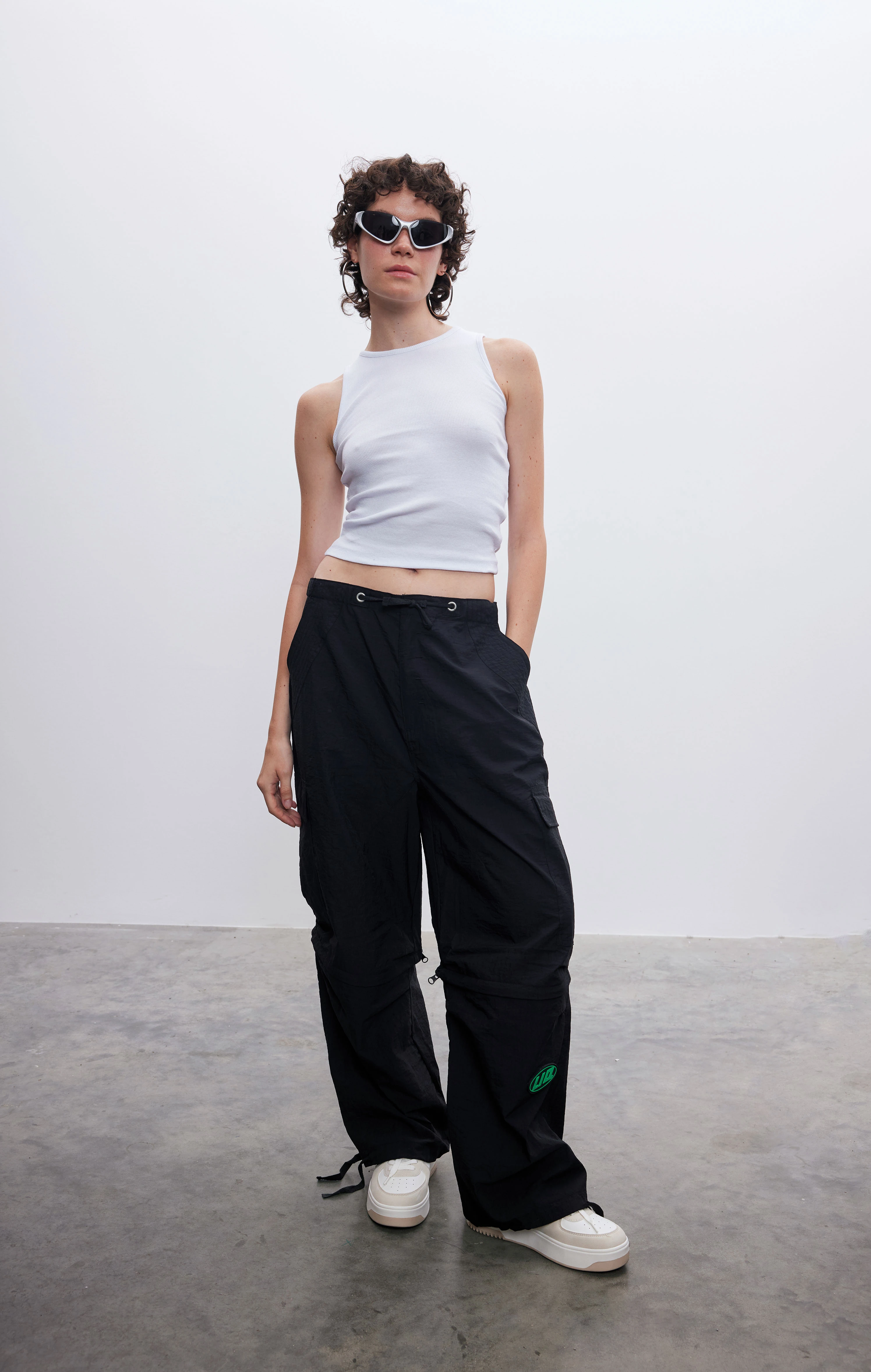 Kadın Siyah Fermuarlı Paraşüt Kargo Pantolon Şort