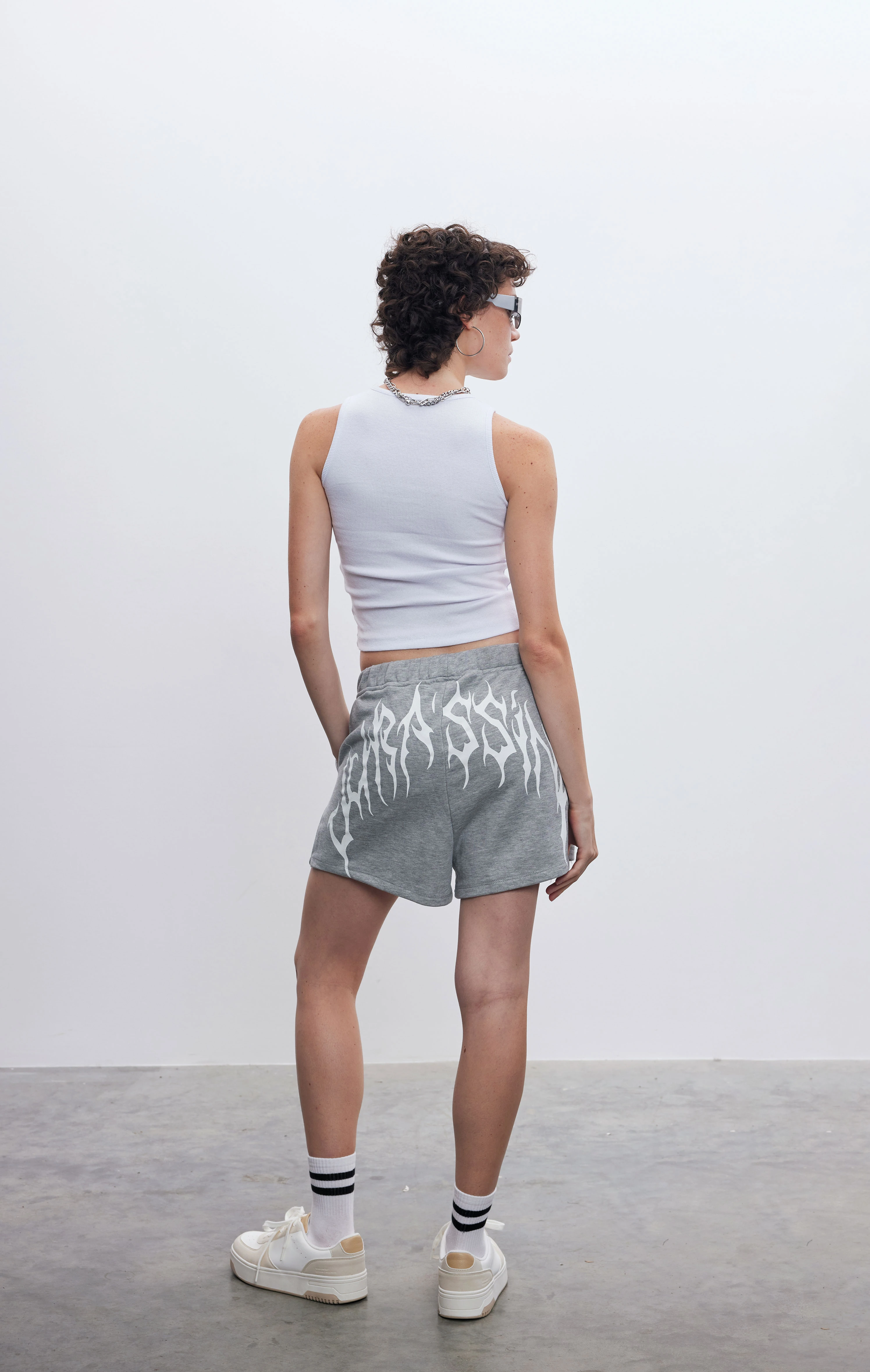 Kadın Arkası JR Baskılı Gri Şort