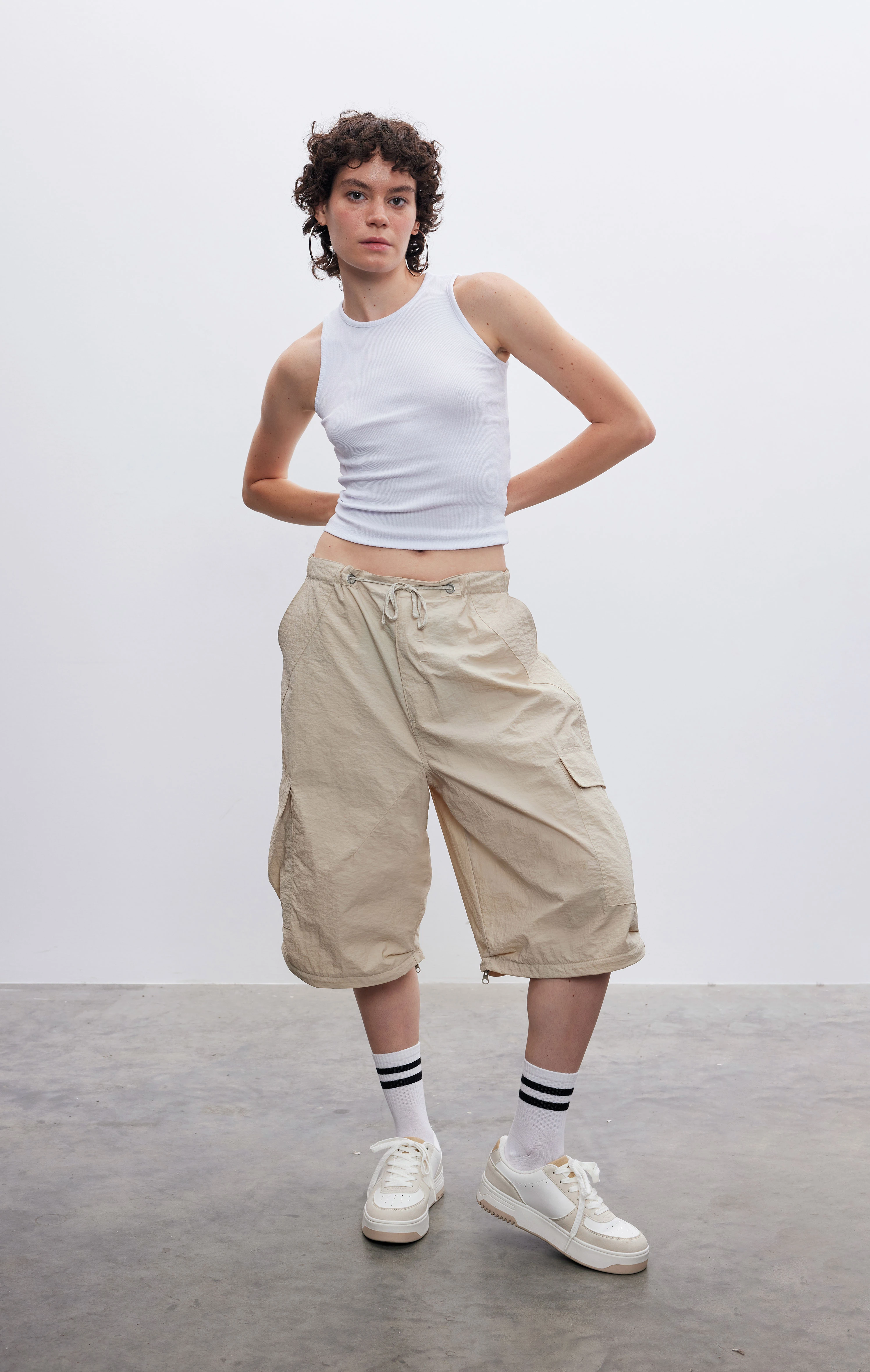 Kadın Bej Fermuarlı Paraşüt Kargo Pantolon Şort