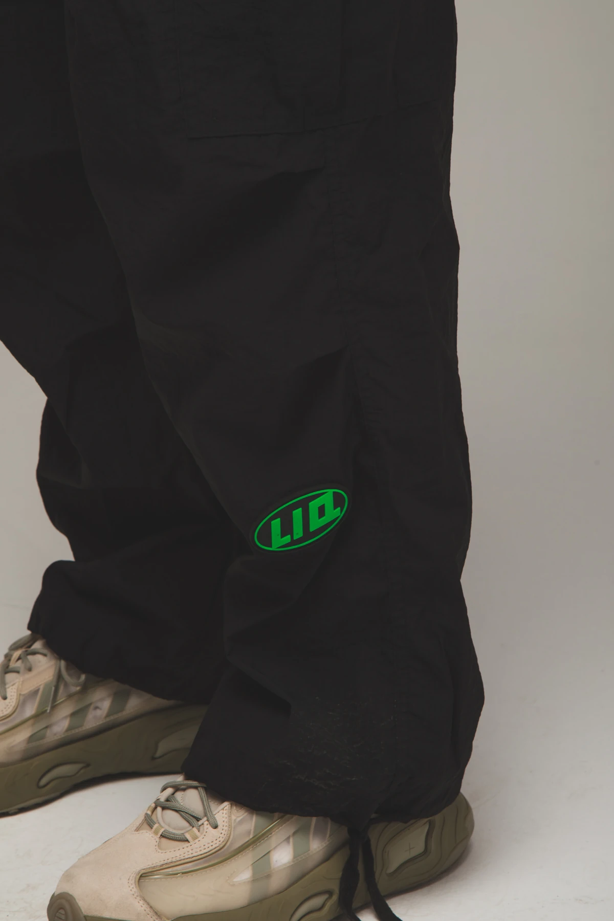 Erkek Patch Baskılı Wide Leg Siyah Paraşüt Pantolon