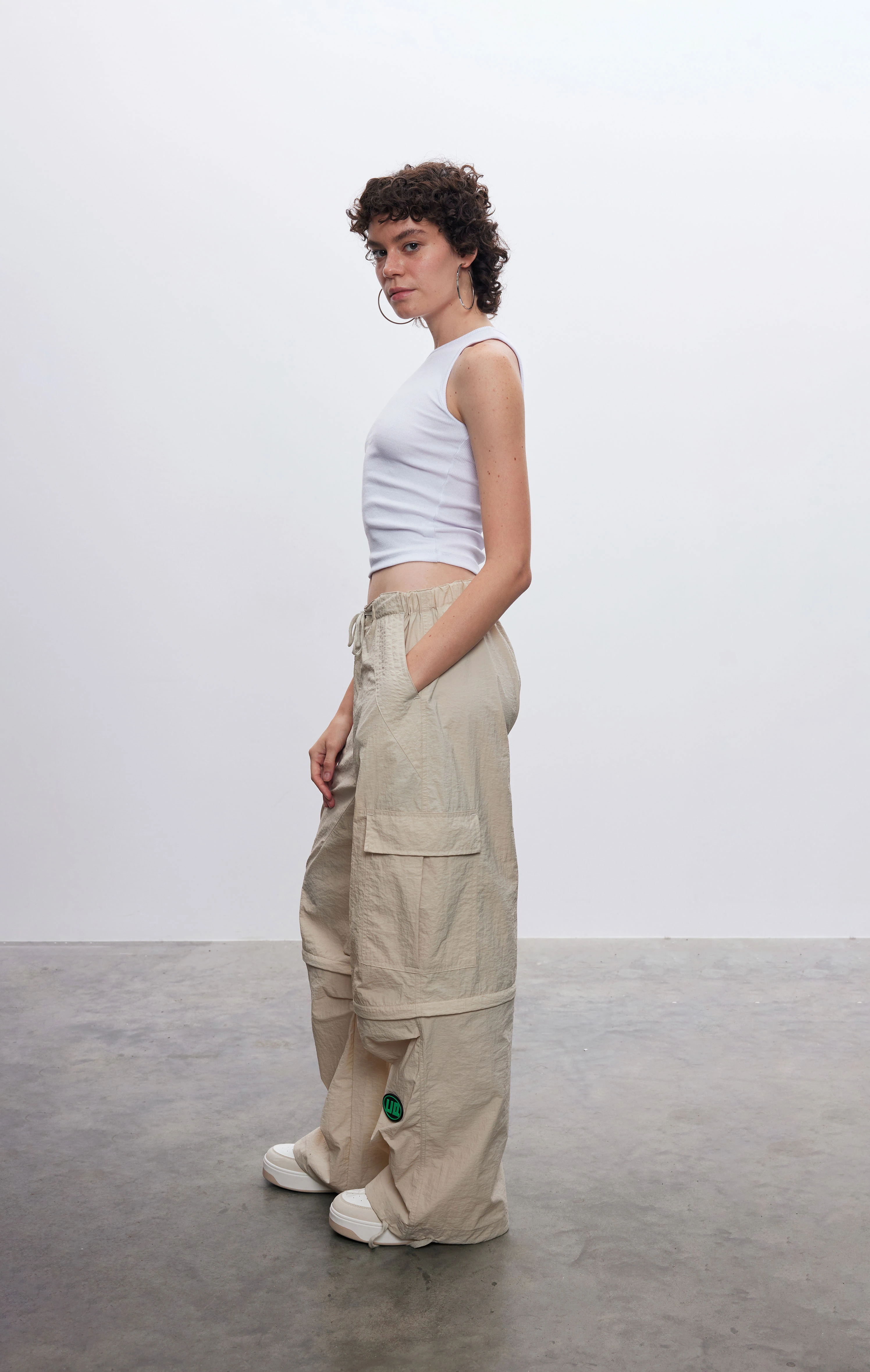 Kadın Bej Fermuarlı Paraşüt Kargo Pantolon Şort