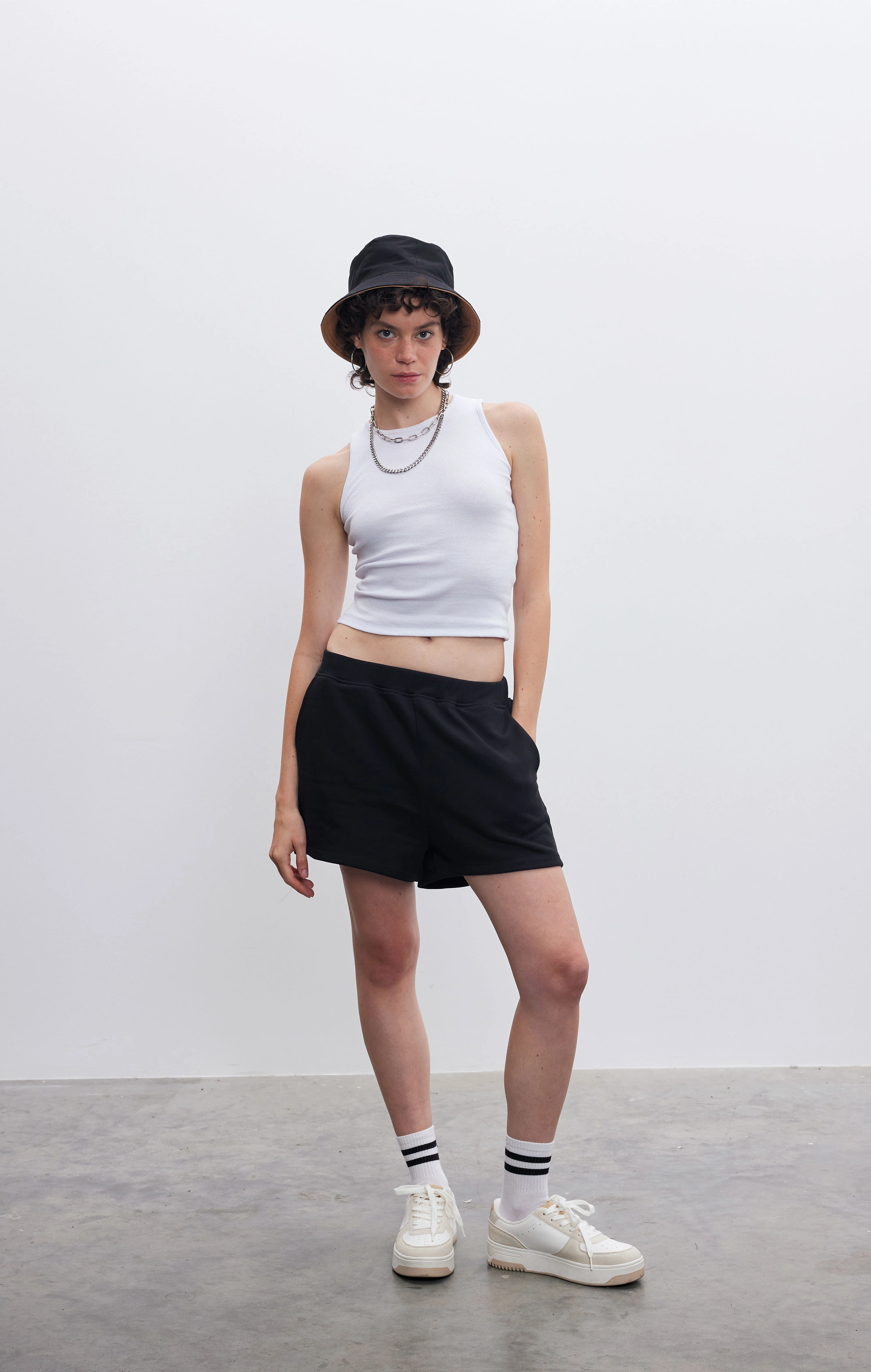 Kadın Arkası JR Baskılı Siyah Şort