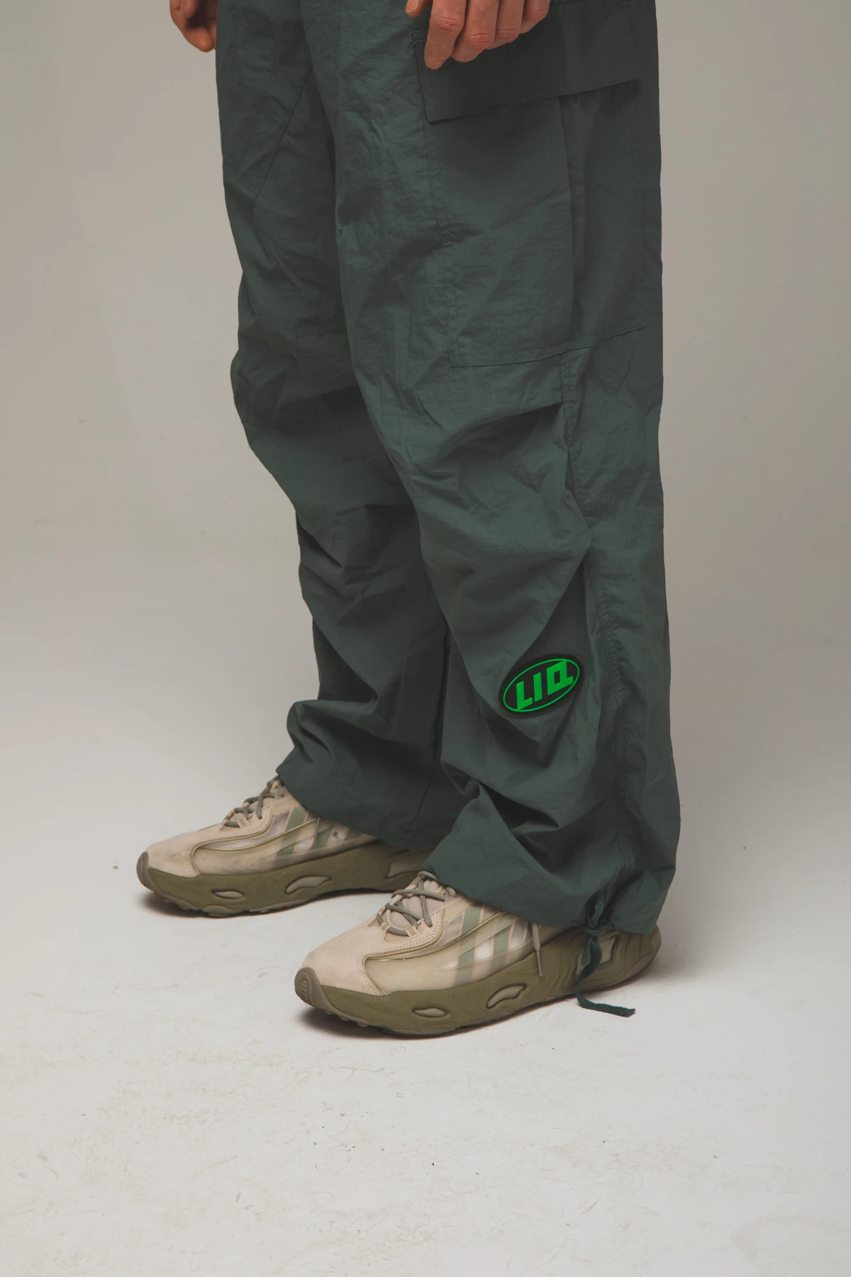 Erkek Patch Baskılı Wide Leg Haki Paraşüt Pantolon